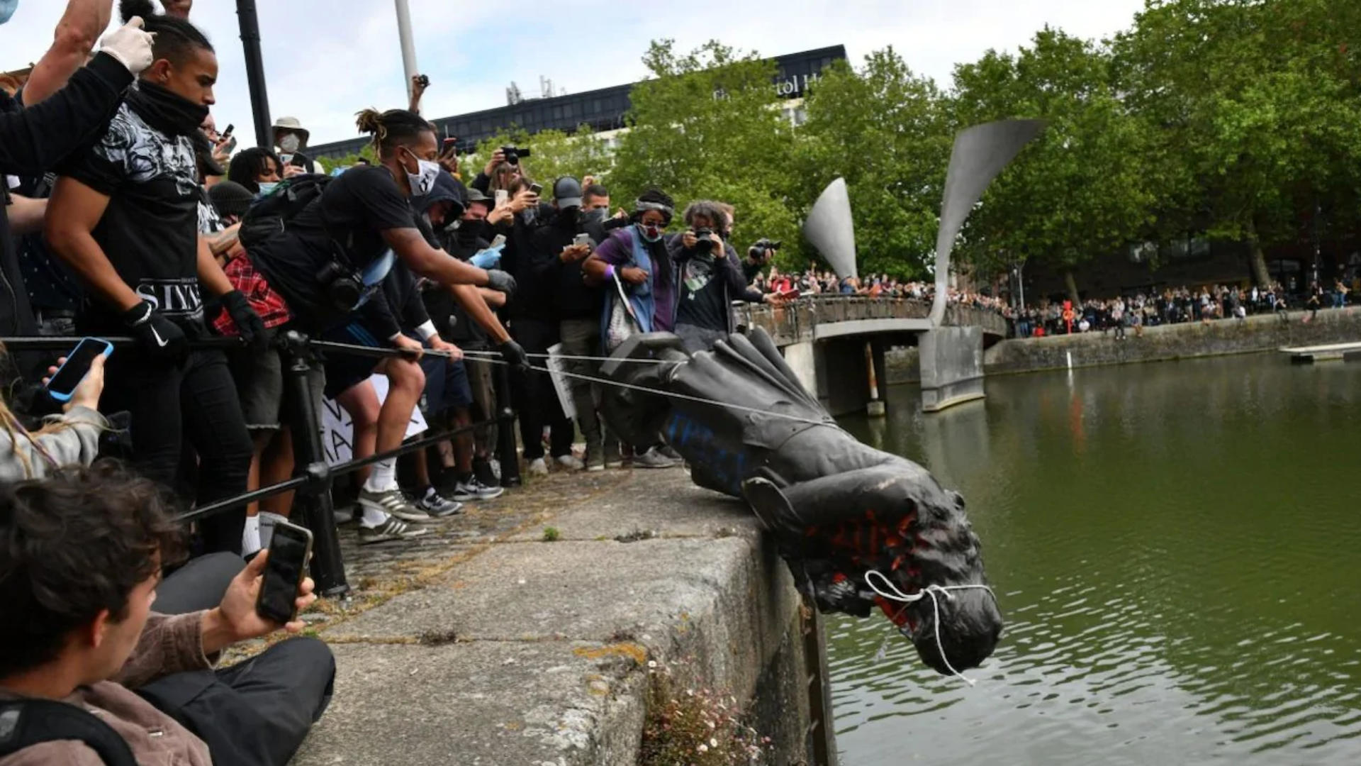 Manifestantes arrojan al río Avon la estatua de Colston