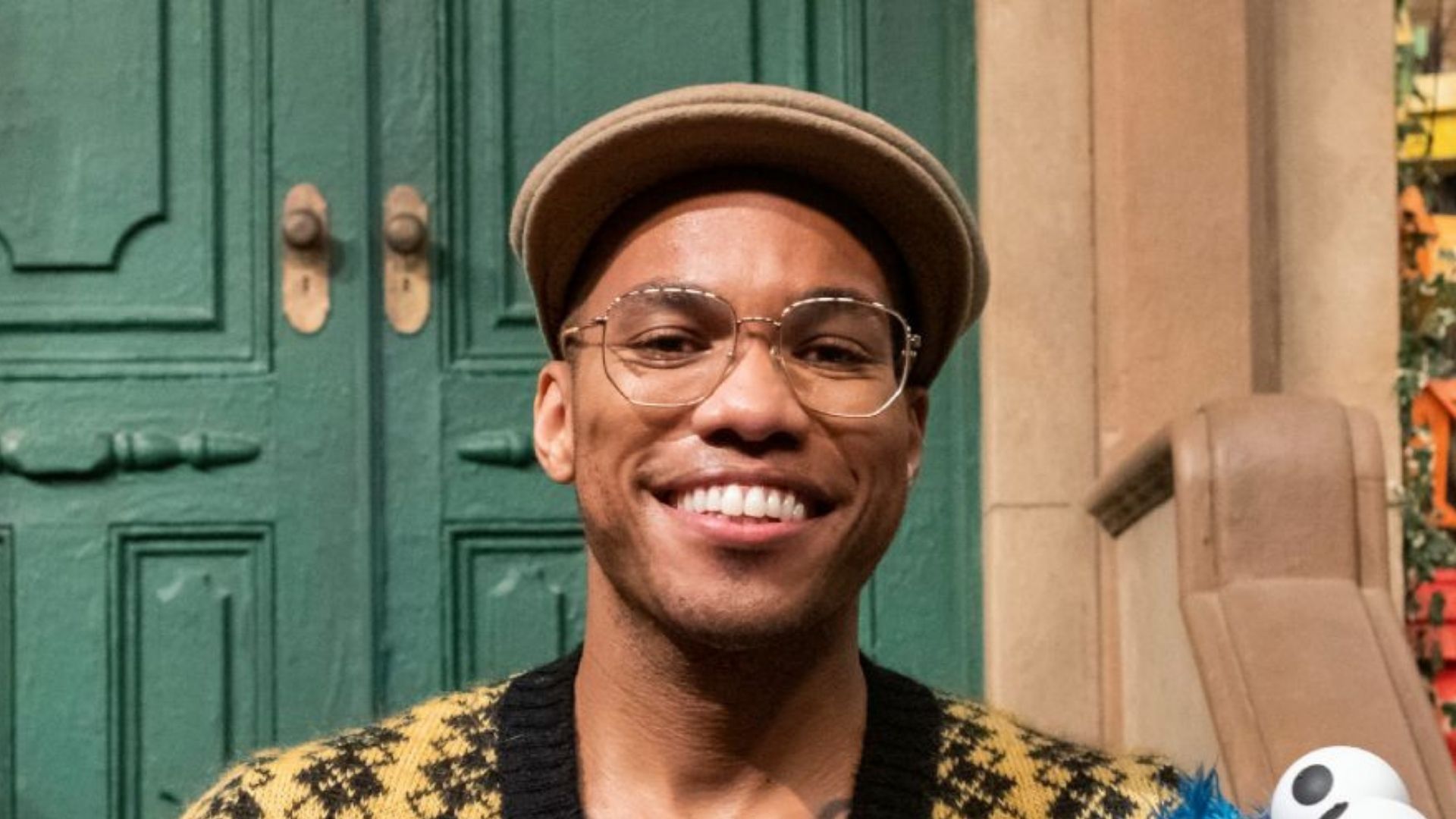 Vea a Anderson .Paak cantar sobre las festividades con Elmo y Cookie Monster