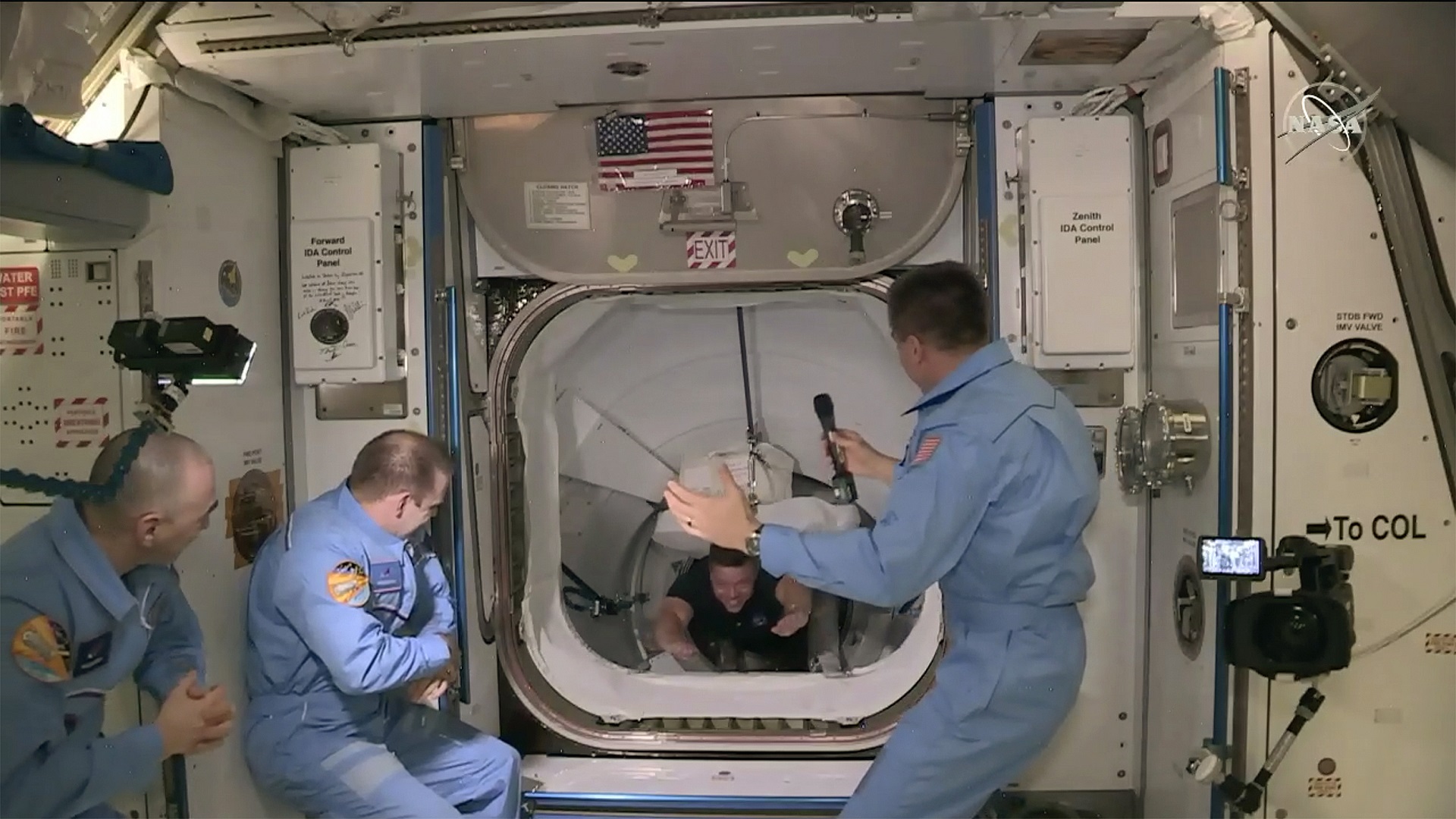 SpaceX Crew Dragon atraca con la Estación Espacial Internacional SpaceX Crew Dragon atraca con la Estación Espacial Internacional