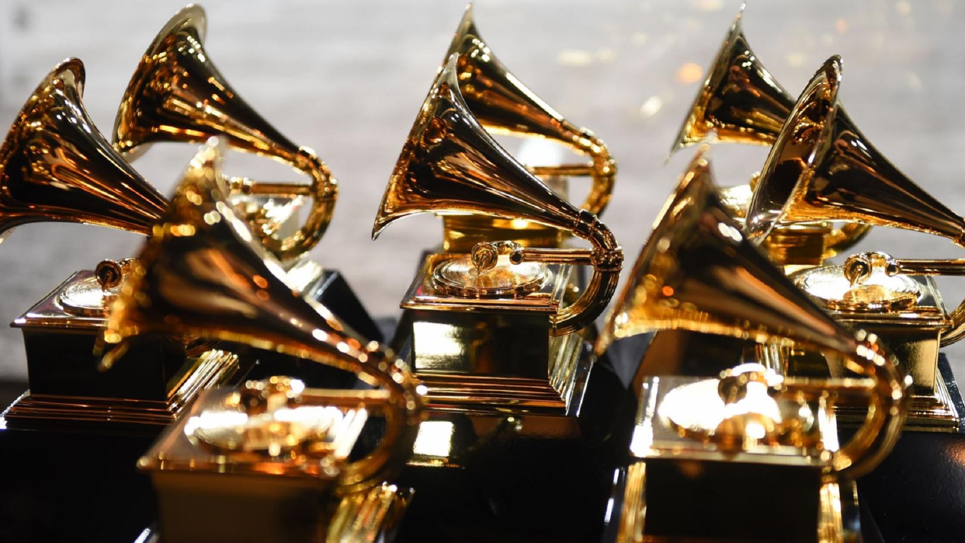 Los premios Grammy han sido pospuestos. Los premios Grammy han sido pospuestos.