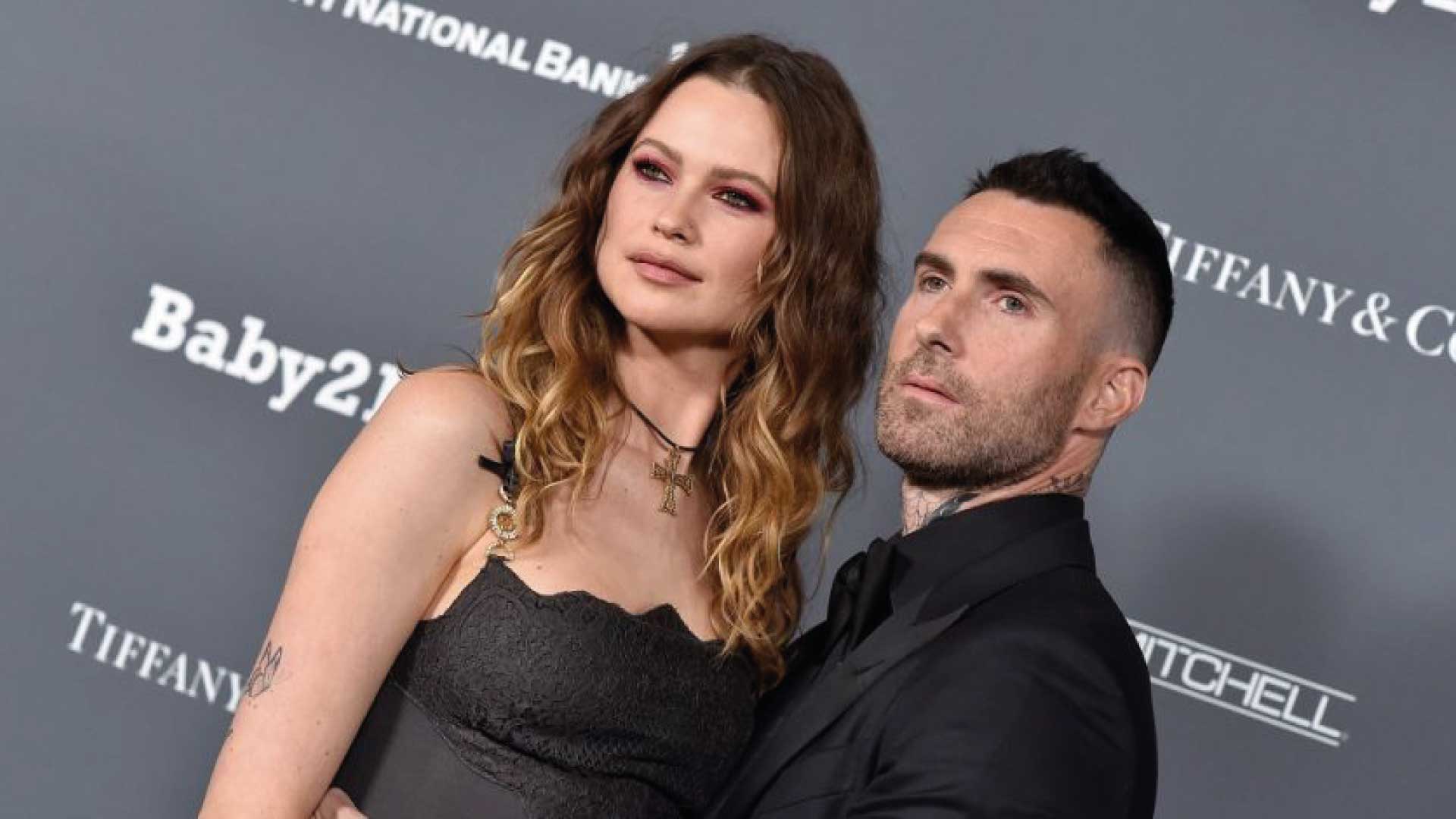 Adam Levine, la voz de Maroon 5 le fue infiel a su esposa embarazada