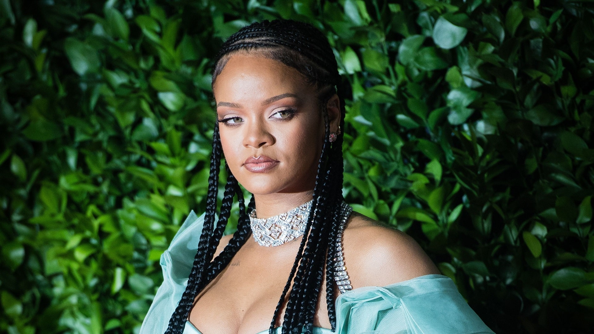 Rihanna se disculpa por usar texto islámico en su desfile