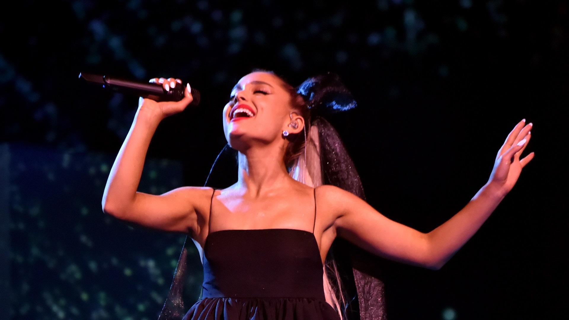 Tras romance en pandemia, Ariana Grande anuncia su compromiso