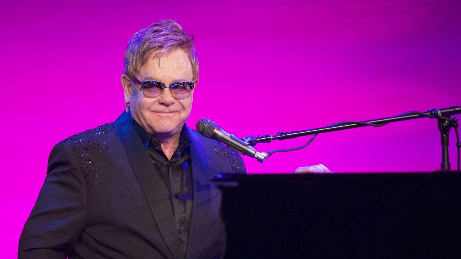 Elton John comparte documental de su nuevo disco