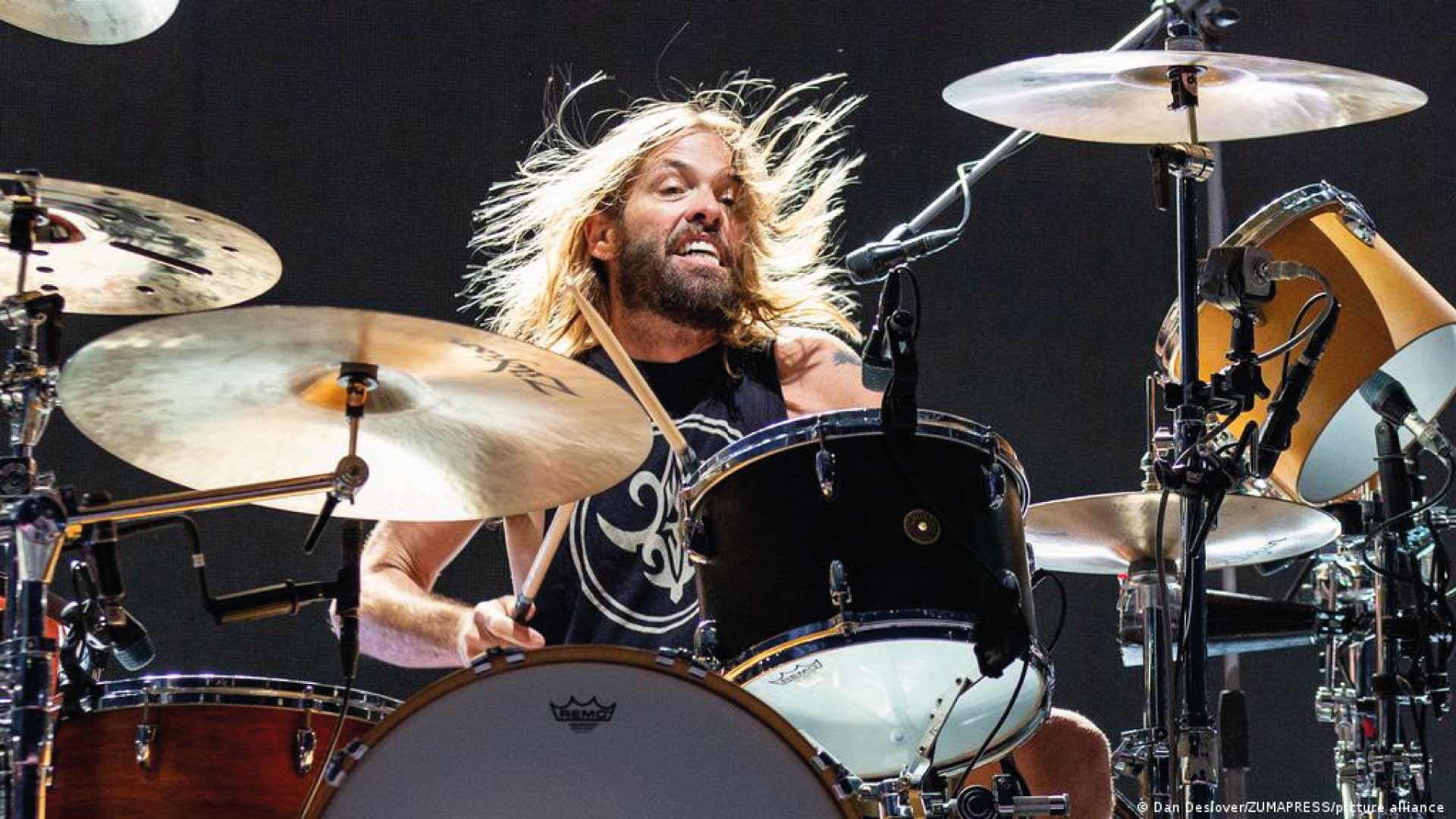 El guitarrista de Foo Fighters explota por especulaciones que han creado usuarios de Twitter por la muerte de Taylor Hawkins