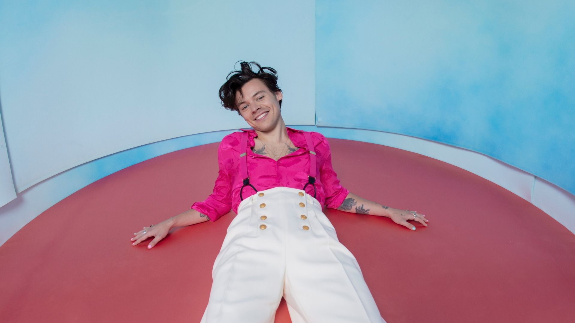 Harry Styles interactúa con los fanáticos mientras filma un video musical afuera del Palacio de Buckingham Harry Styles interactúa con los fanáticos mientras filma un video musical afuera del Palacio de Buckingham