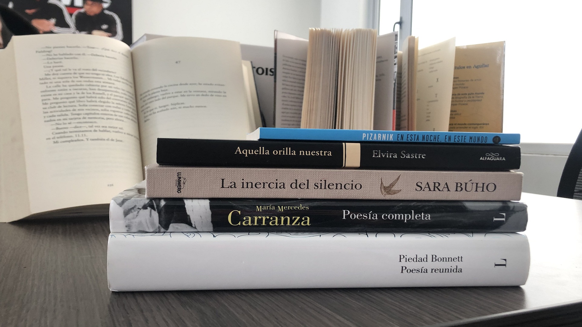 Libros para leer en casa: Cinco poetas recomendados en el mes de la poesía