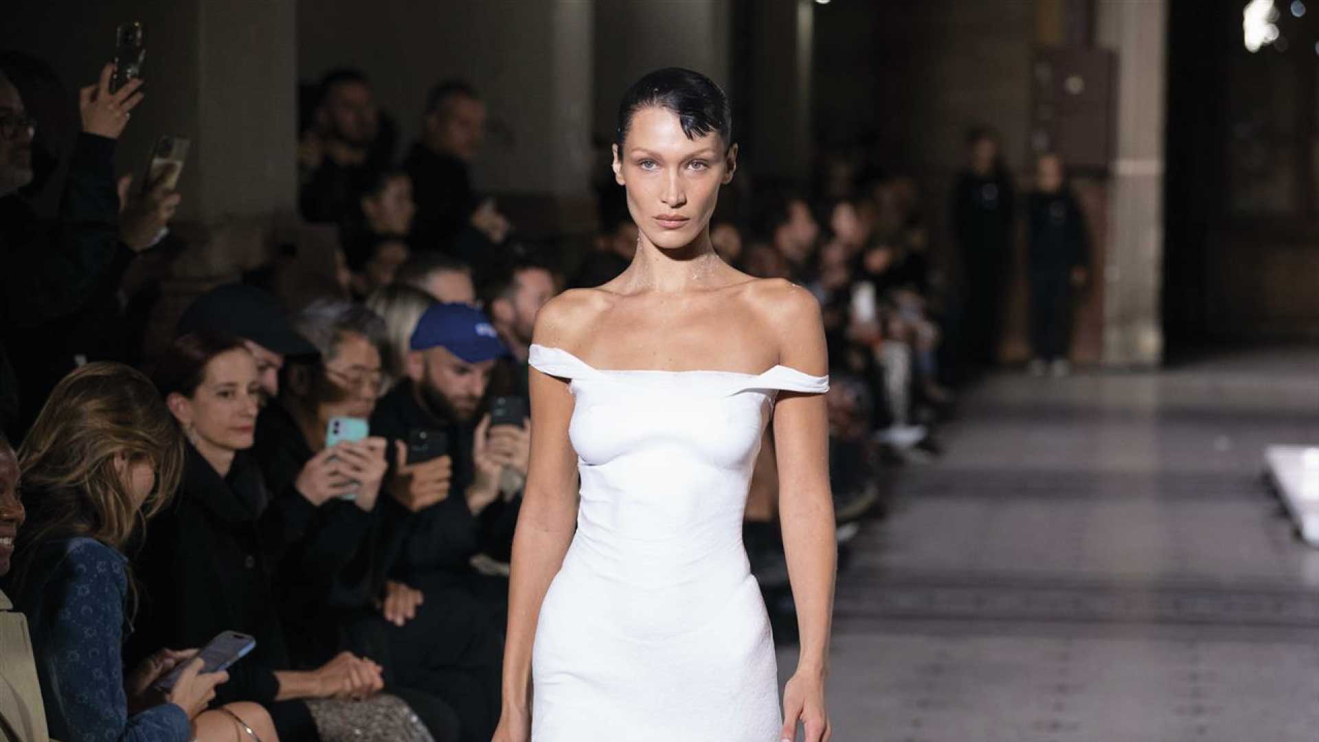 El vestido futurista que lució Bella Hadid en el Fashion Week Paris 2022