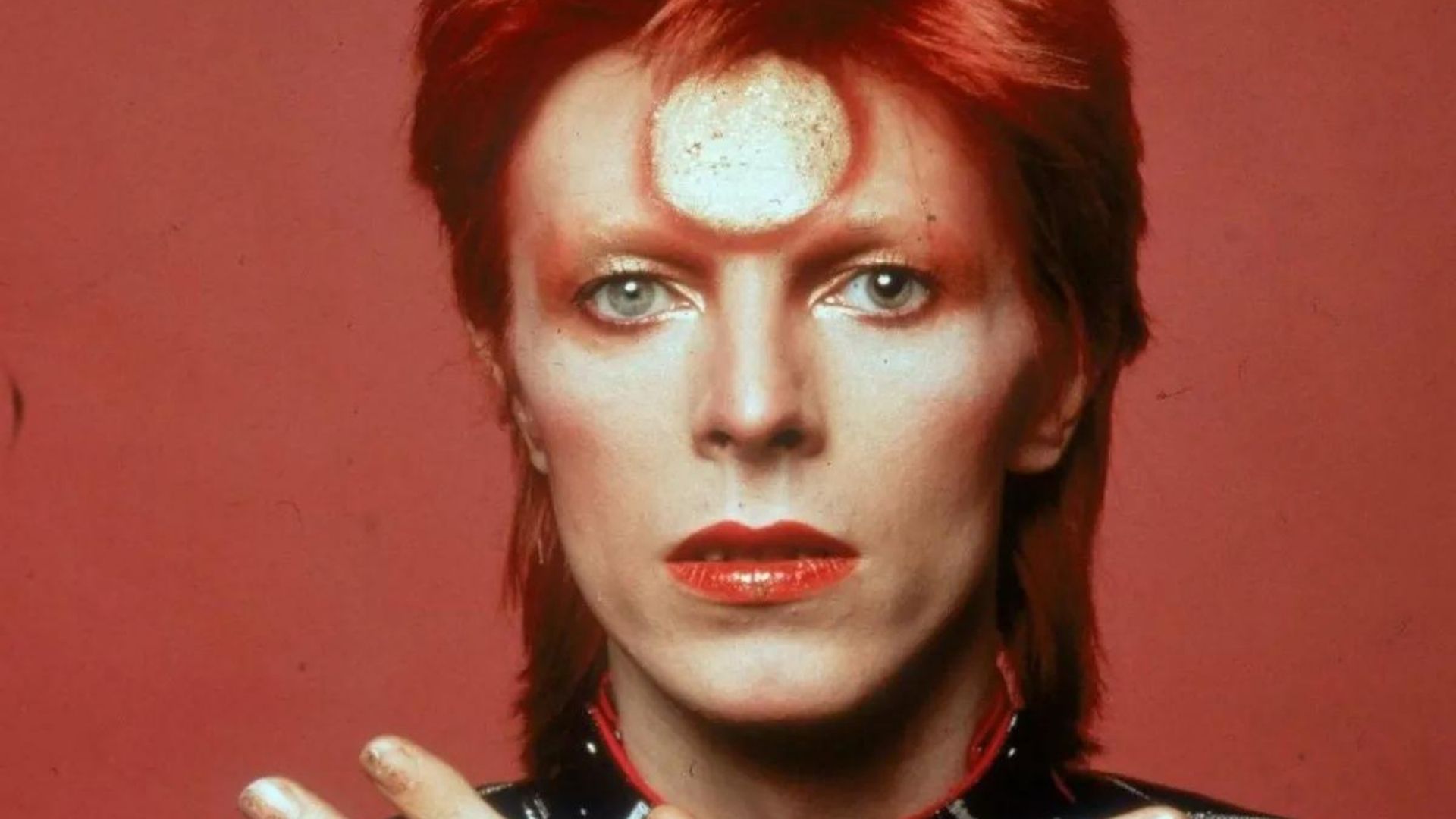 Revelan nueva figura de cera de David Bowie como Ziggy Stardust
