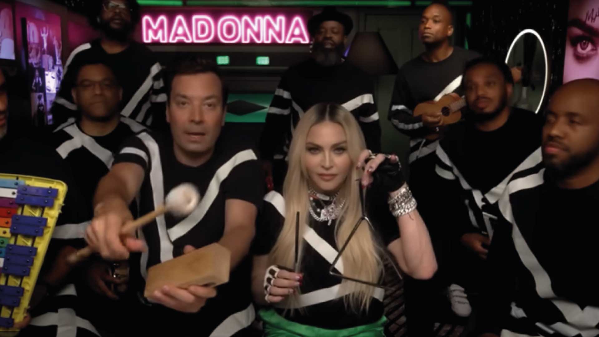 Madonna interpreta “Music” con instrumentos infantiles para The Tonight Show Madonna interpreta “Music” con instrumentos infantiles para The Tonight Show