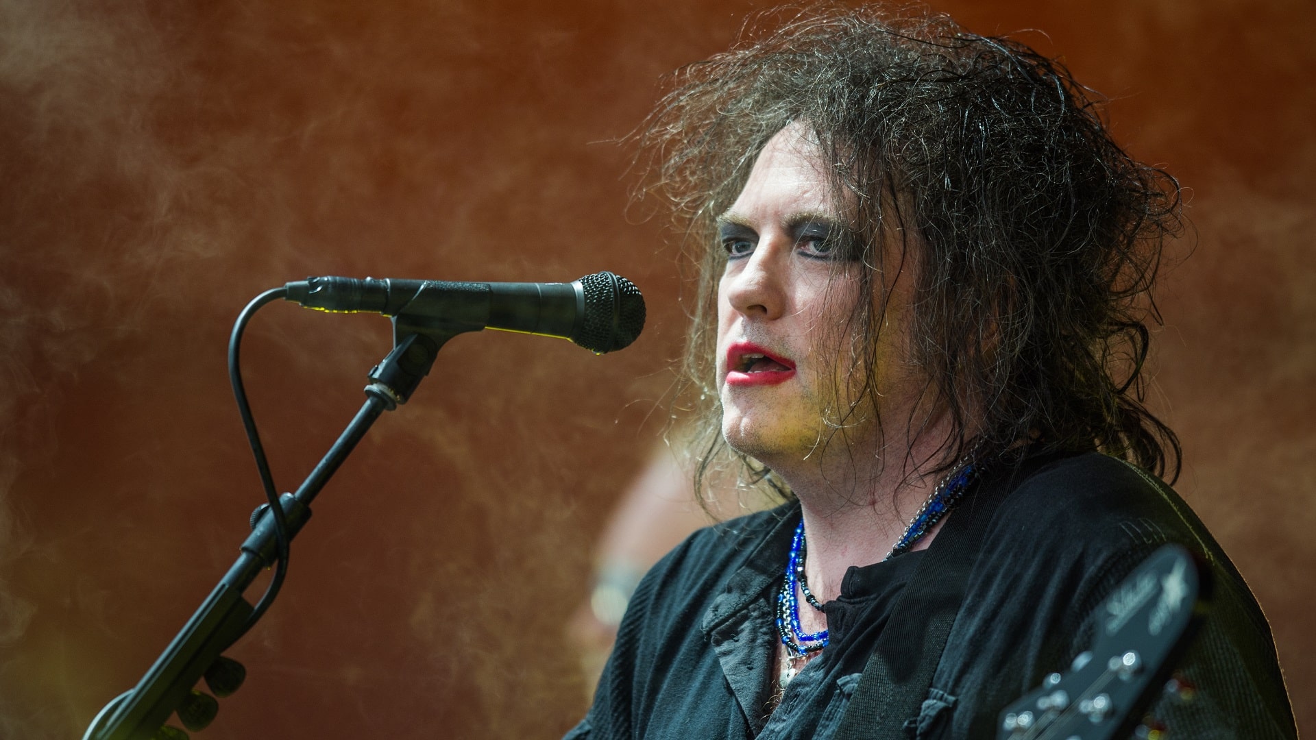 Andrés Salazar celebra los 61 años de Robert Smith con Covers de The Cure