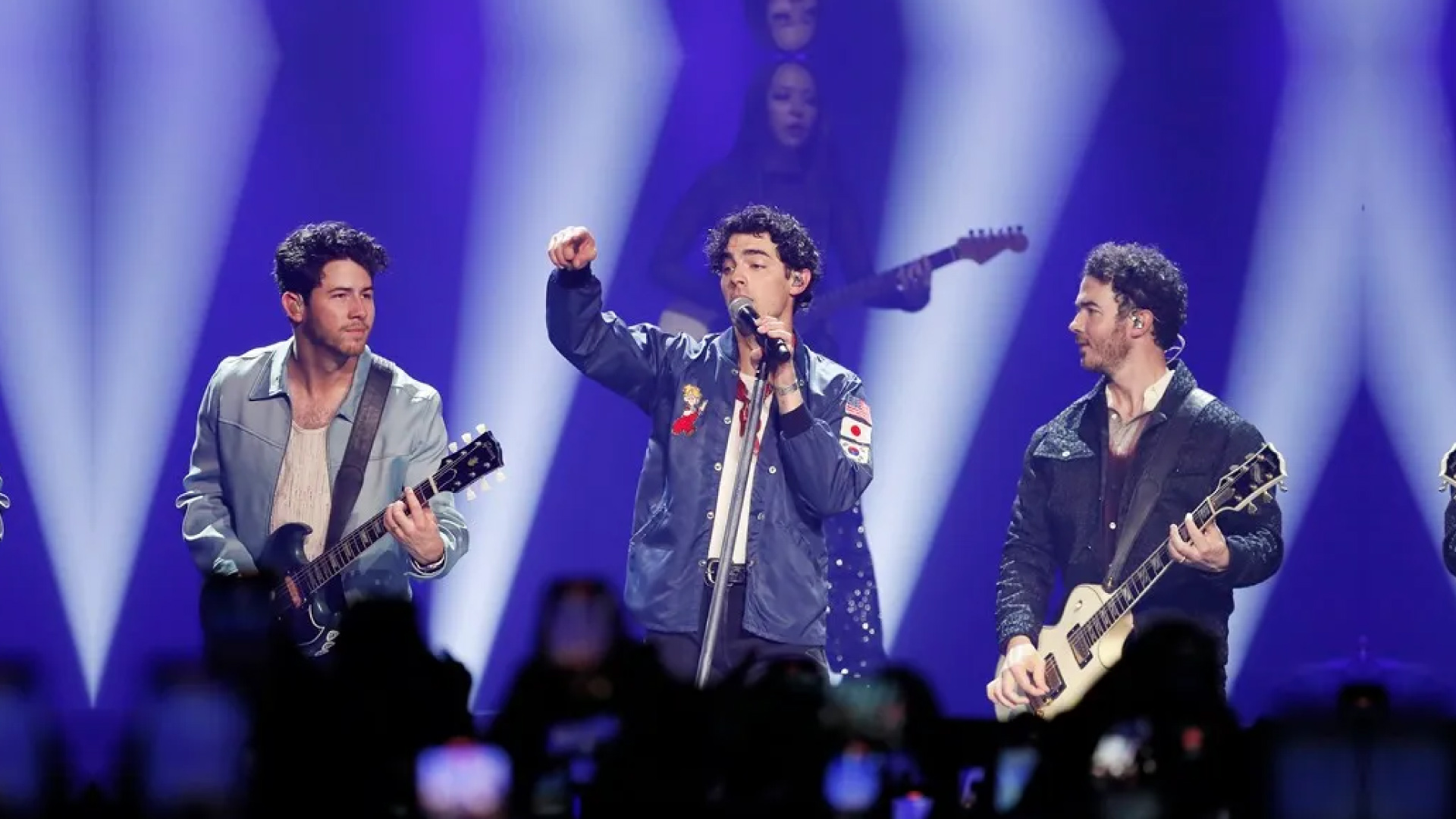 Jonas Brothers cambian estadios por arenas en su gira 2025