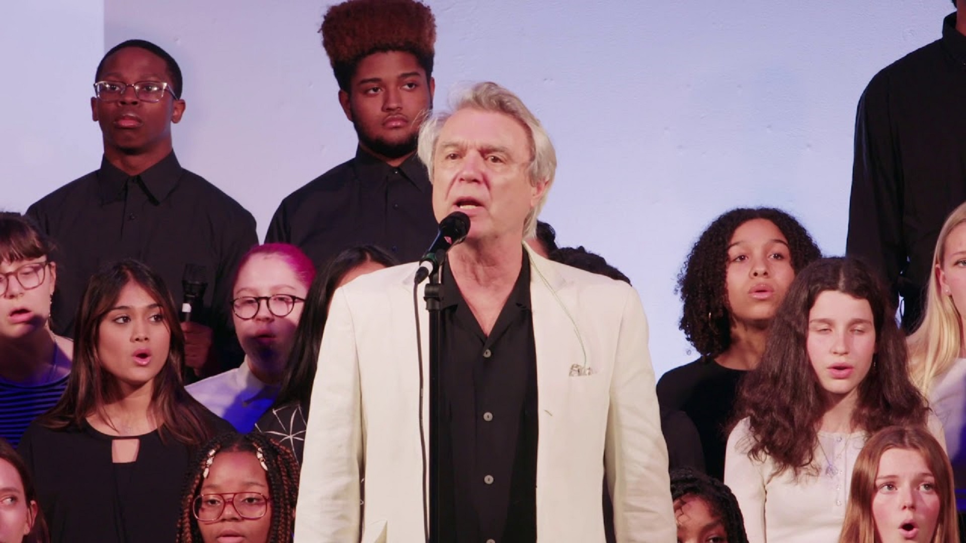 Vea a David Byrne interpretando 'One Fine Day' con el coro juvenil de Brooklyn