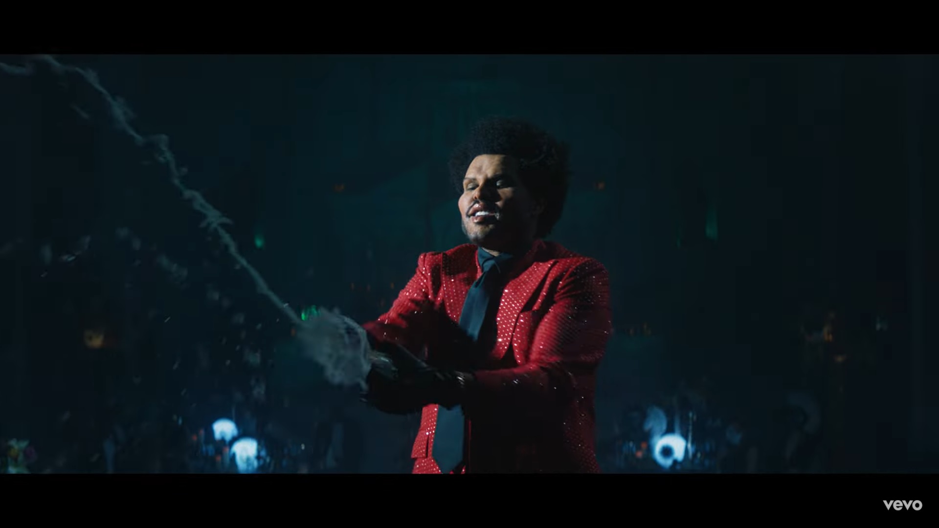 The Weeknd cambia de cara en su nuevo video.