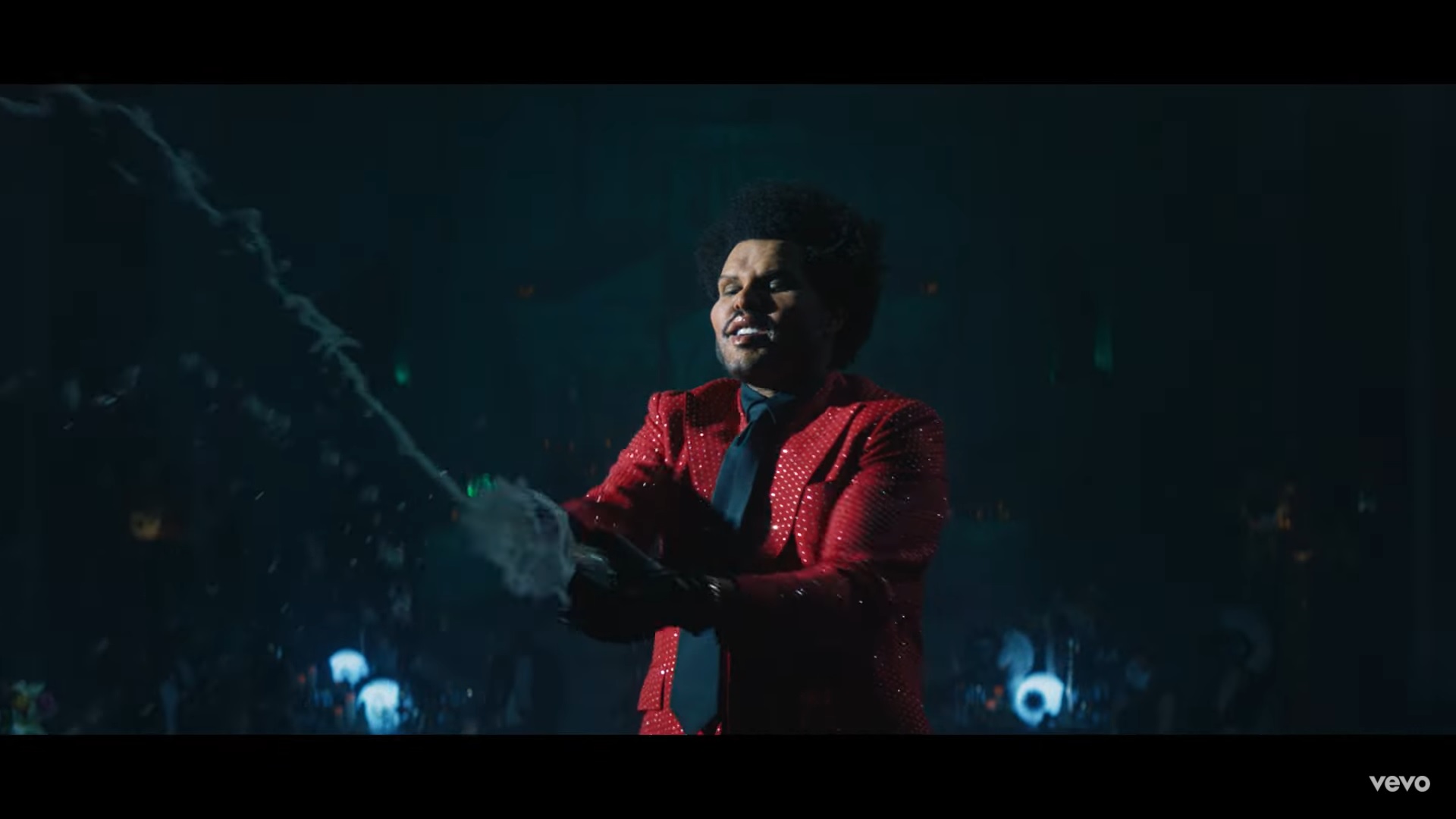 The Weeknd cambia de cara en su nuevo video. The Weeknd cambia de cara en su nuevo video.