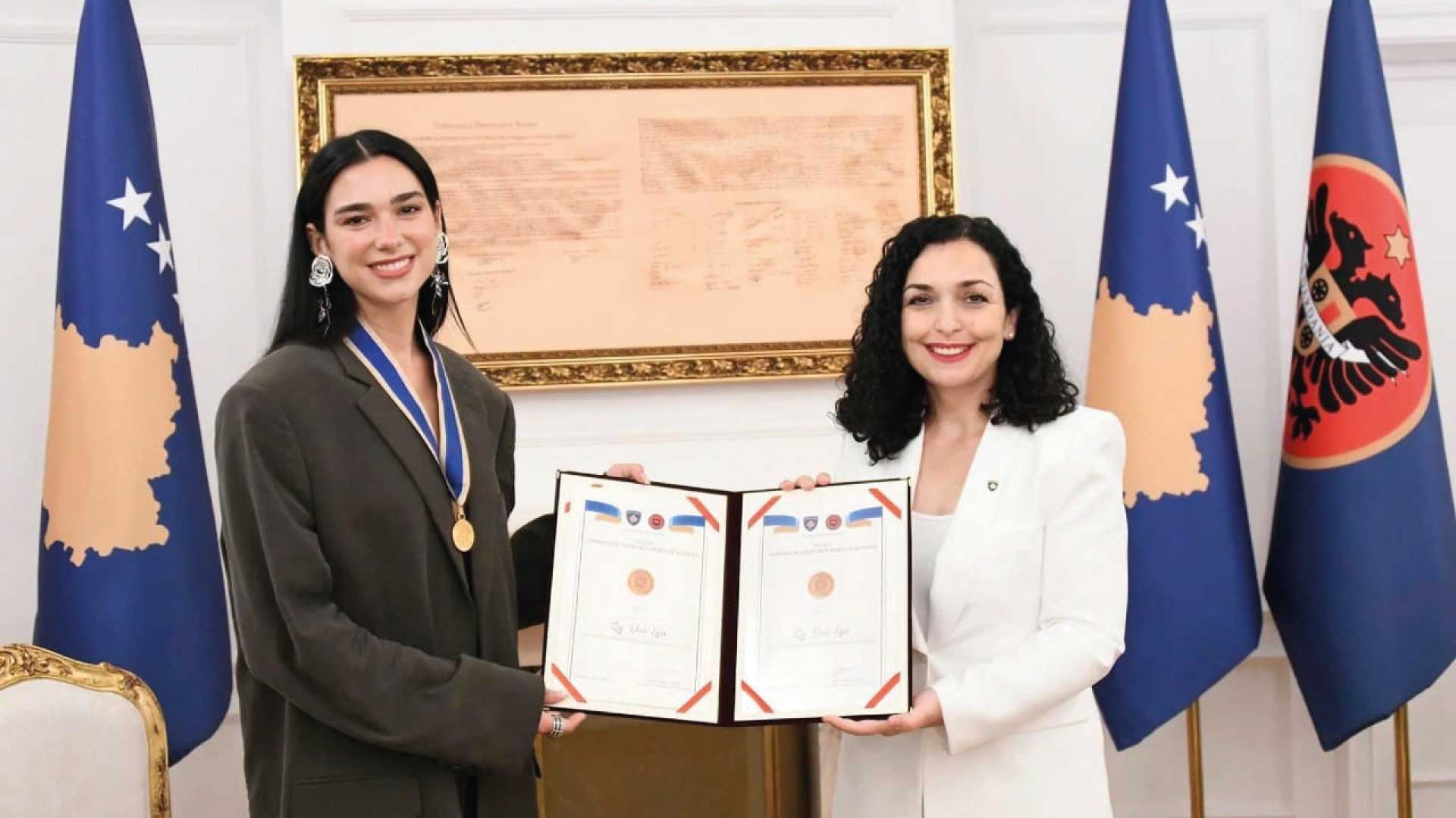 Dua Lipa fue nombrada Embajadora Honoraria de Kosovo. Dua Lipa fue nombrada Embajadora Honoraria de Kosovo.