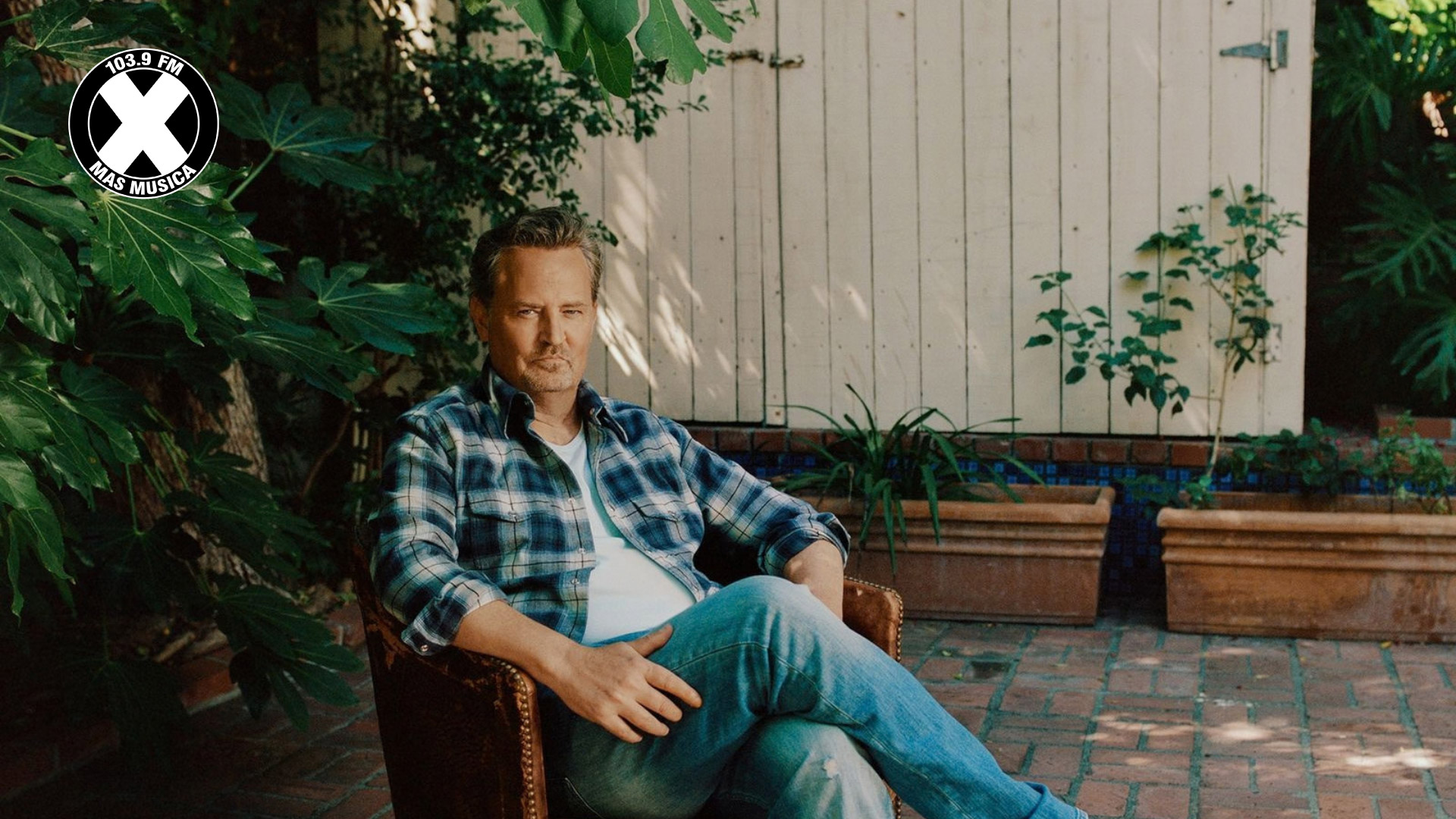Matthew Perry, detrás de Chandler Bing
