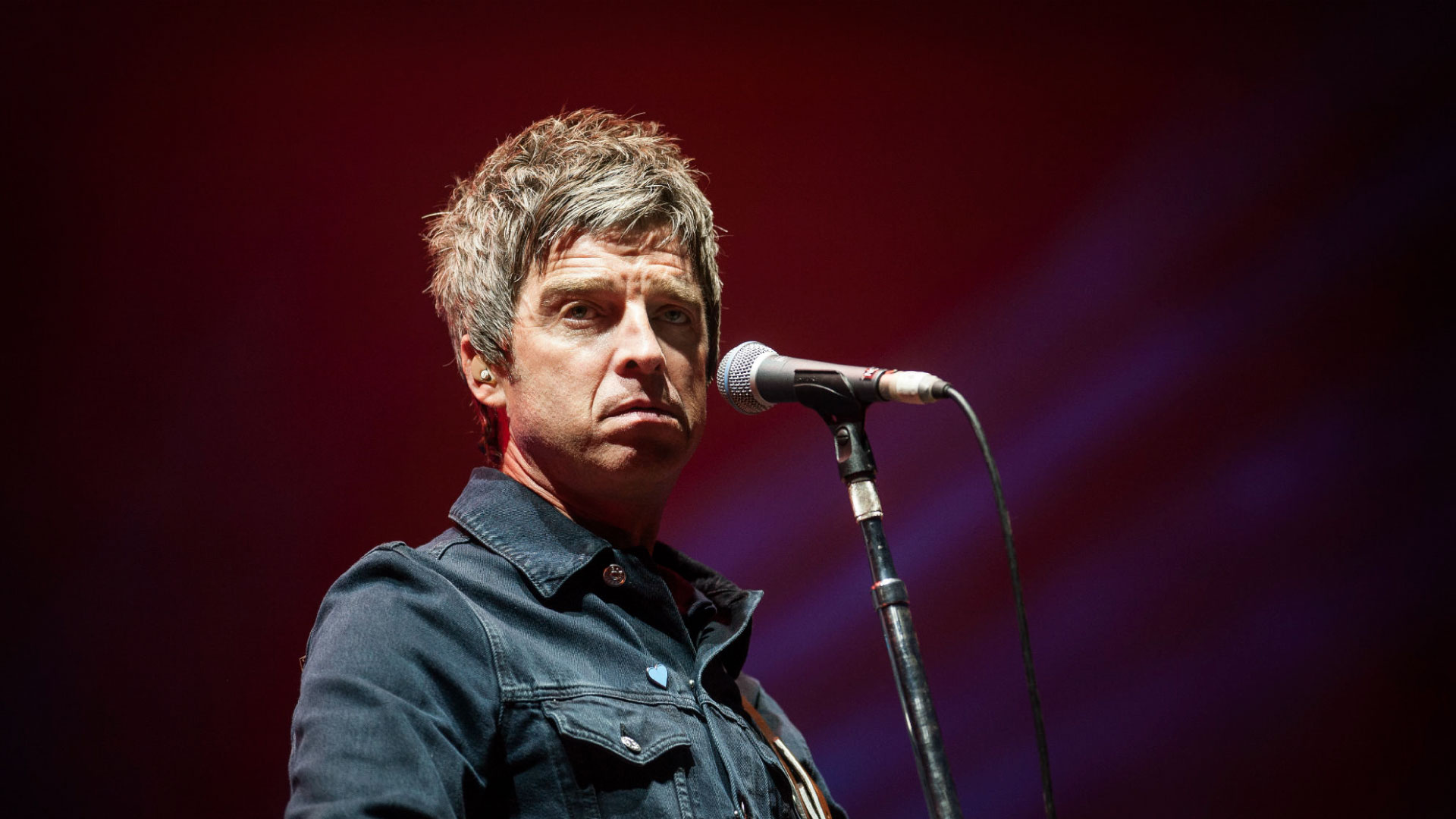 Noel Gallagher se niega a usar tapabocas y dice que es una “tontería”