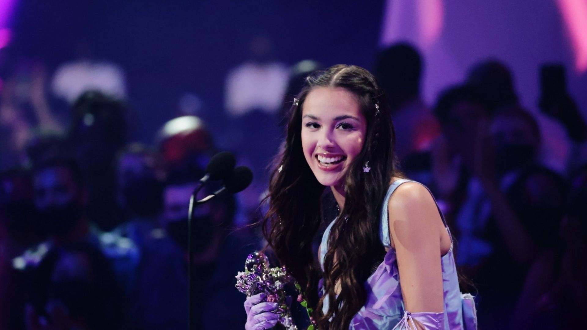 Olivia Rodrigo celebra el aniversario de su canción ‘Drivers License’ con un clip retro