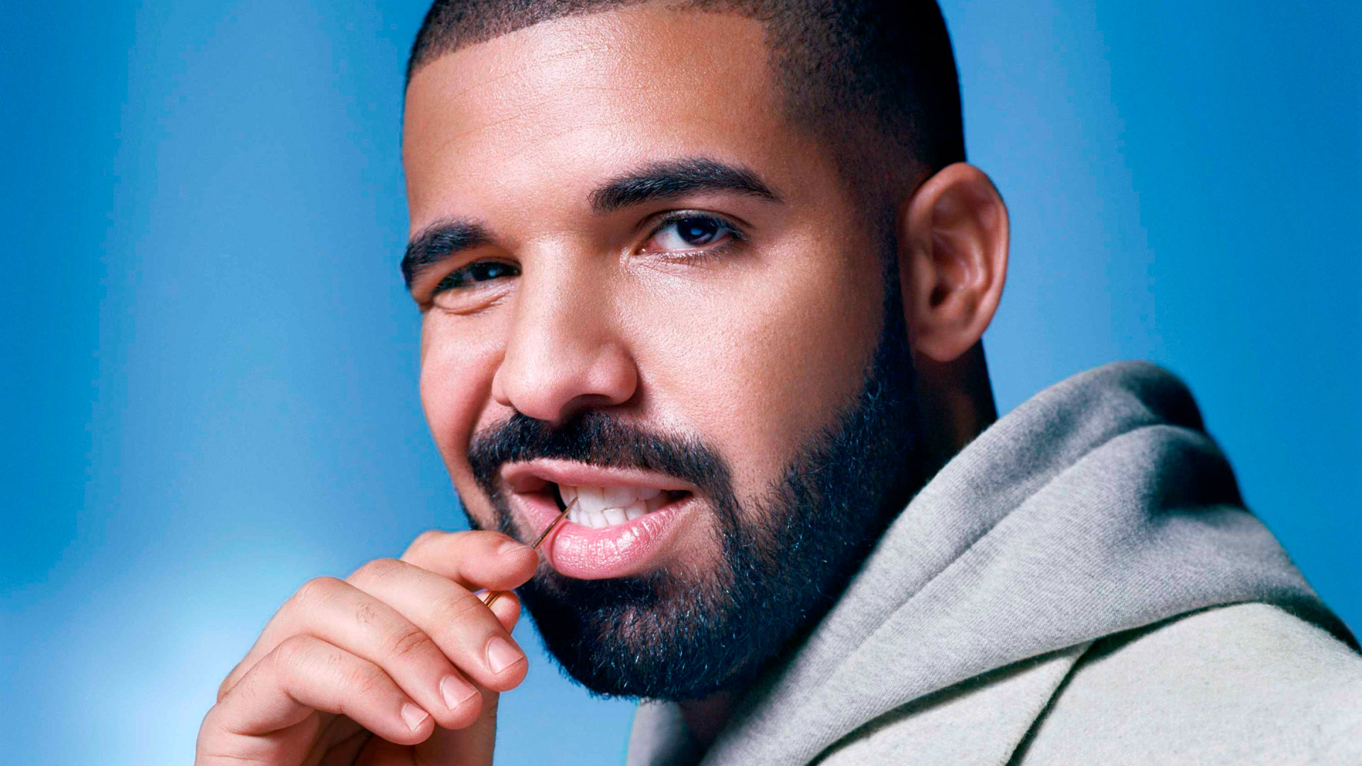 Drake enfrenta amenazas de demanda por uso de la voz Tupac generada por IA