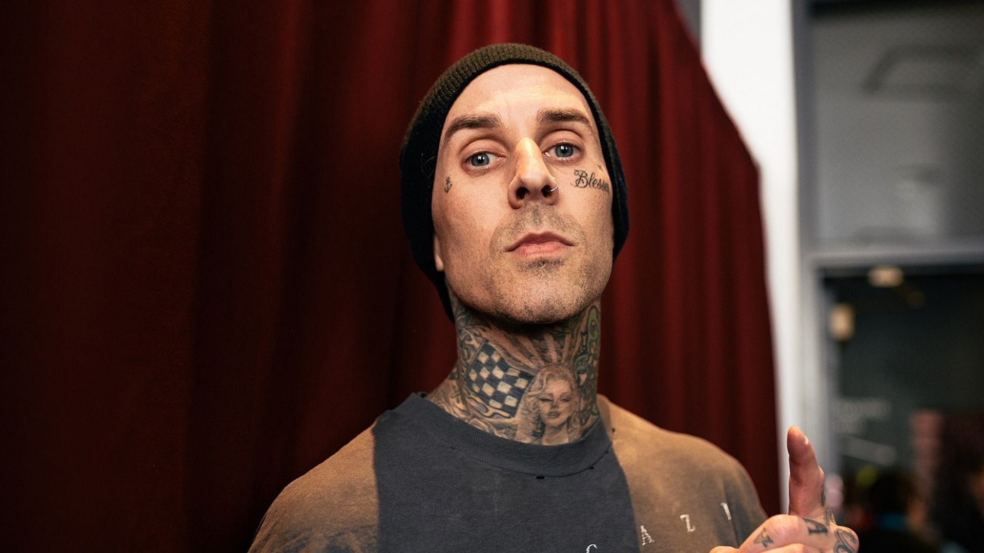 Travis Barker comparte una versión punk rock de "Easy on Me" de Adele Travis Barker comparte una versión punk rock de "Easy on Me" de Adele