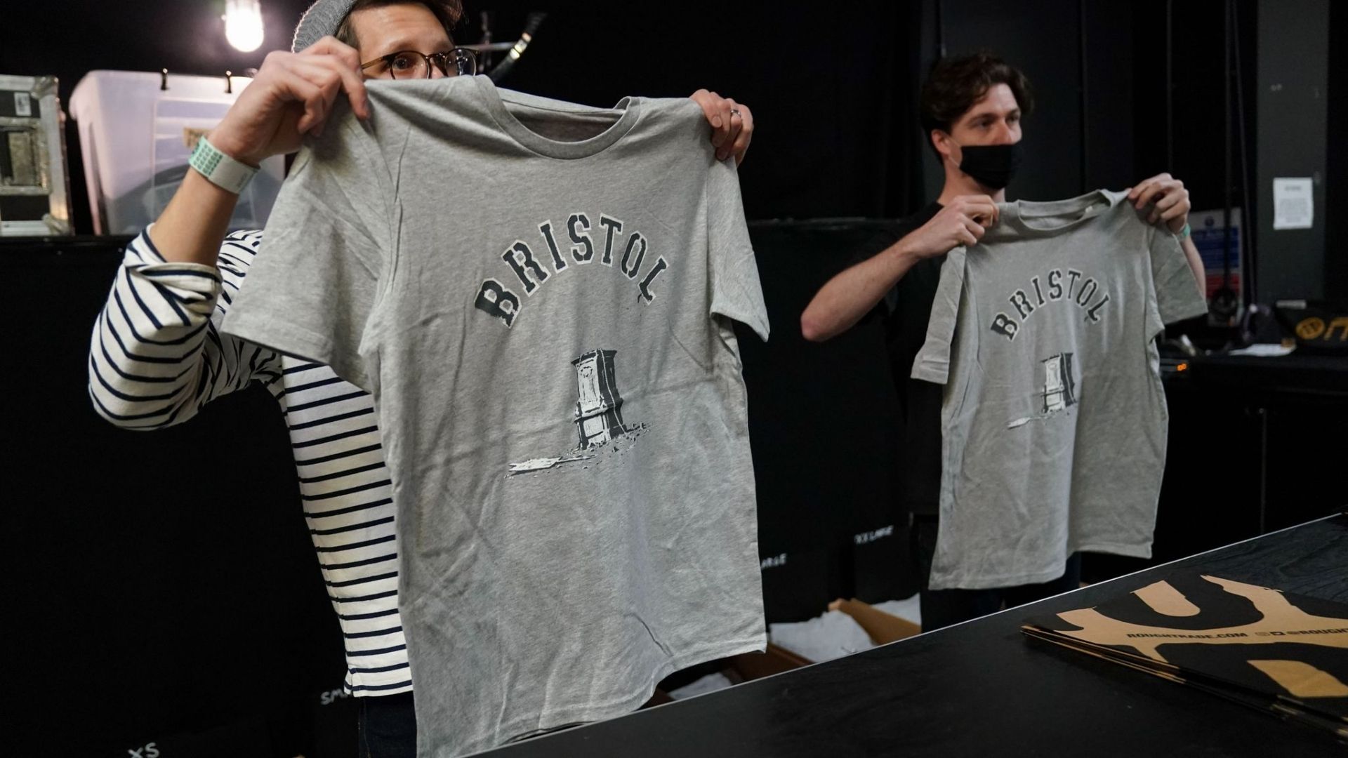 Banksy lanza camisetas para recaudar fondos y luchar contra el racismo Banksy lanza camisetas para recaudar fondos y luchar contra el racismo