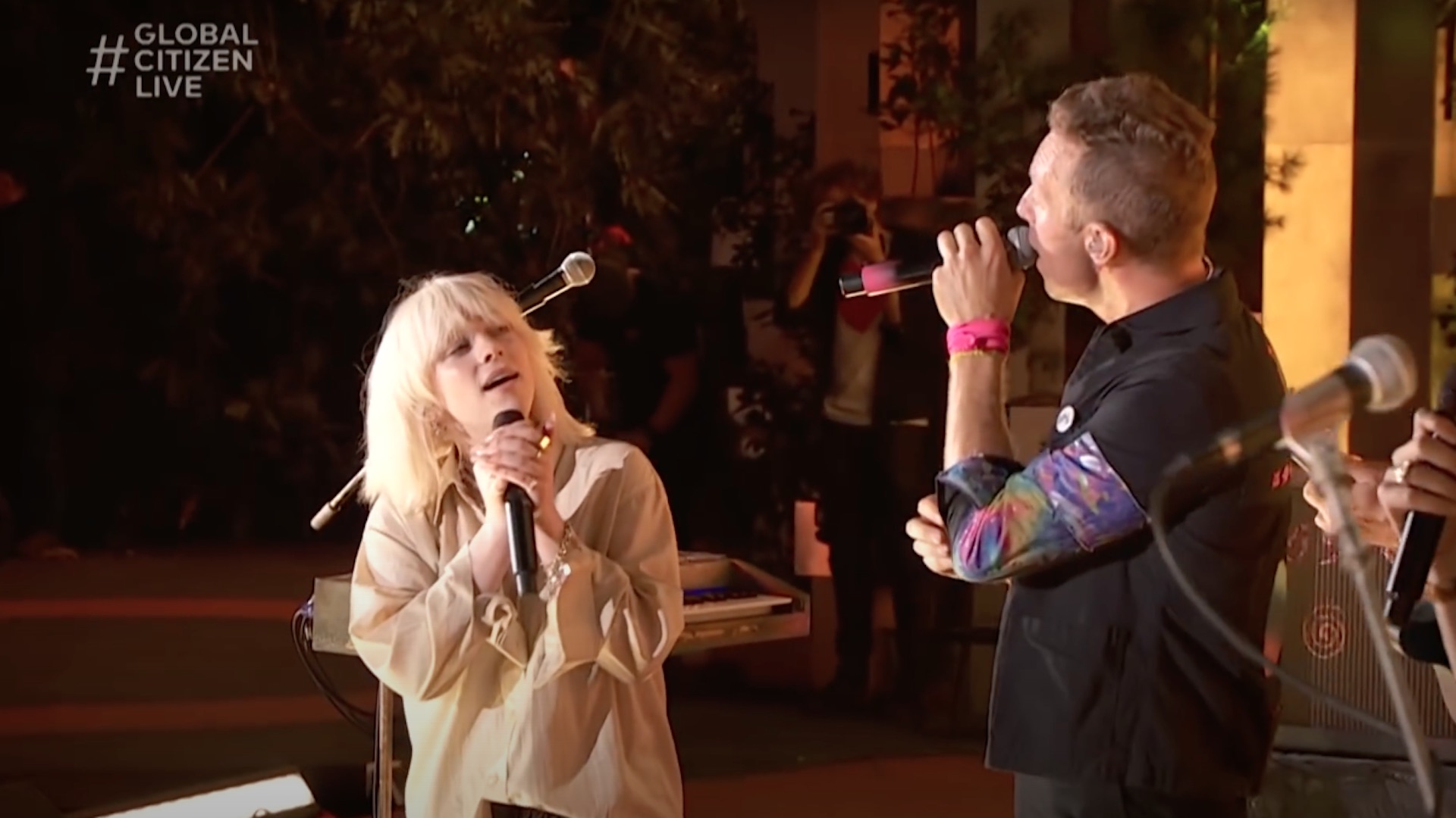 Coldplay y Billie Eilish cantan juntos el clásico “Fix You” Coldplay y Billie Eilish cantan juntos el clásico “Fix You”