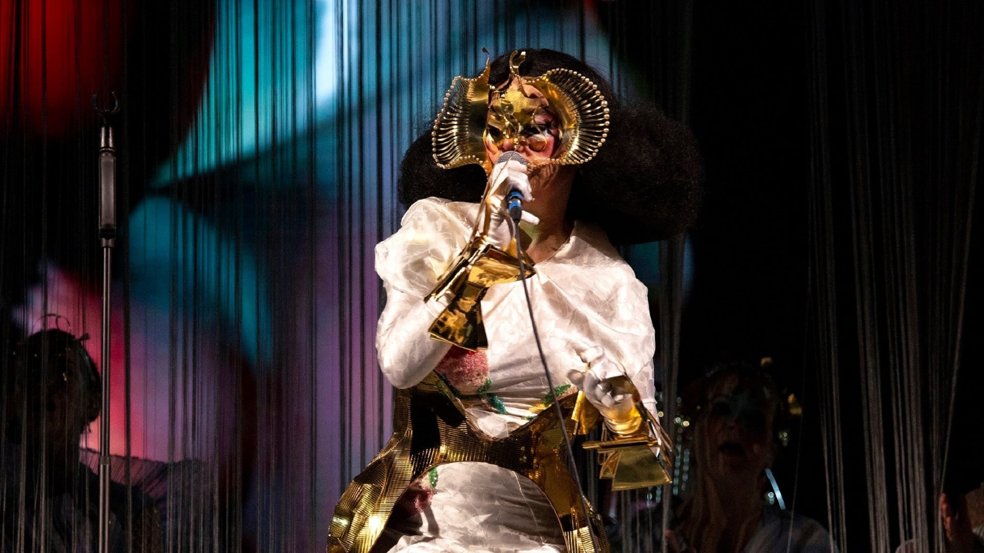 Hasta el 2021 volverá Björk a los escenarios