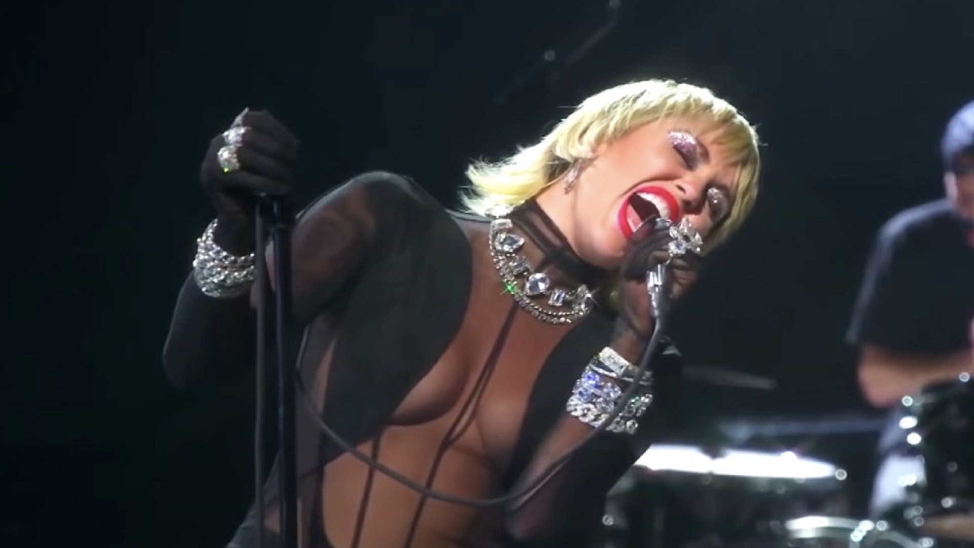 Vea a Miley Cyrus versionando ‘Heart of Glass’ de Blondie