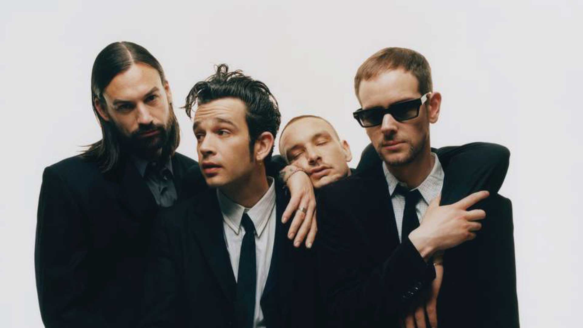 The 1975 le pone un tinte funky a su nuevo sencillo "Happiness". The 1975 le pone un tinte funky a su nuevo sencillo "Happiness".
