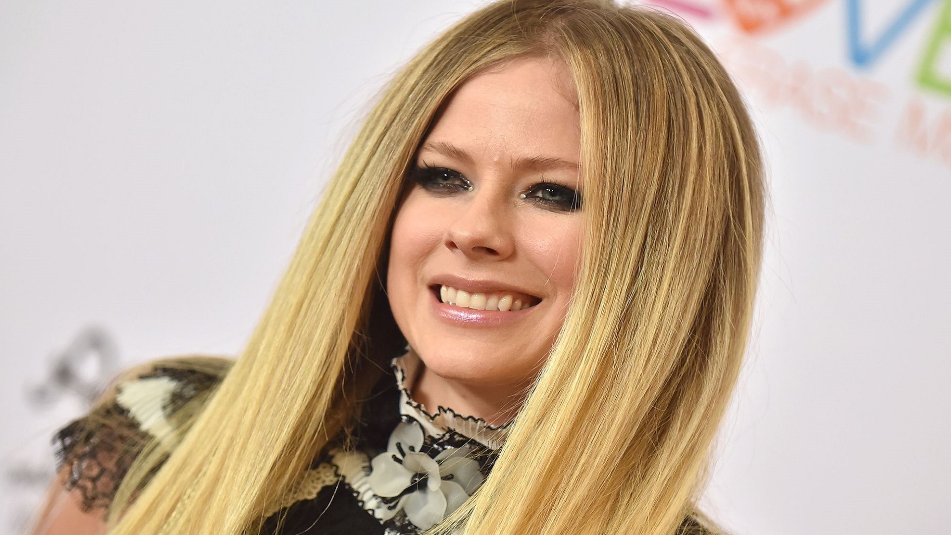 Avril Lavigne confirma que ha terminado su próximo álbum