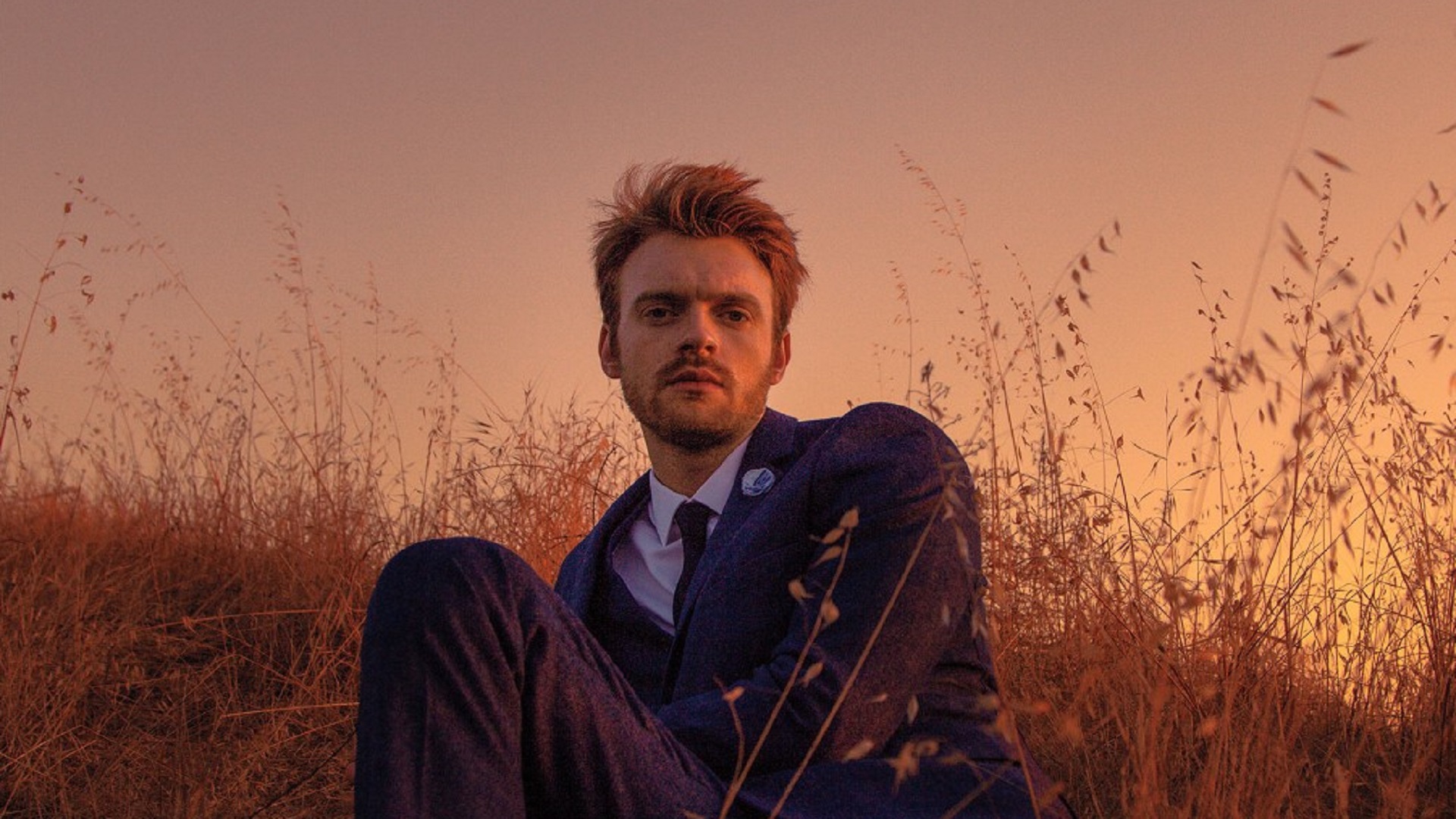 Finneas estrena canción navideña