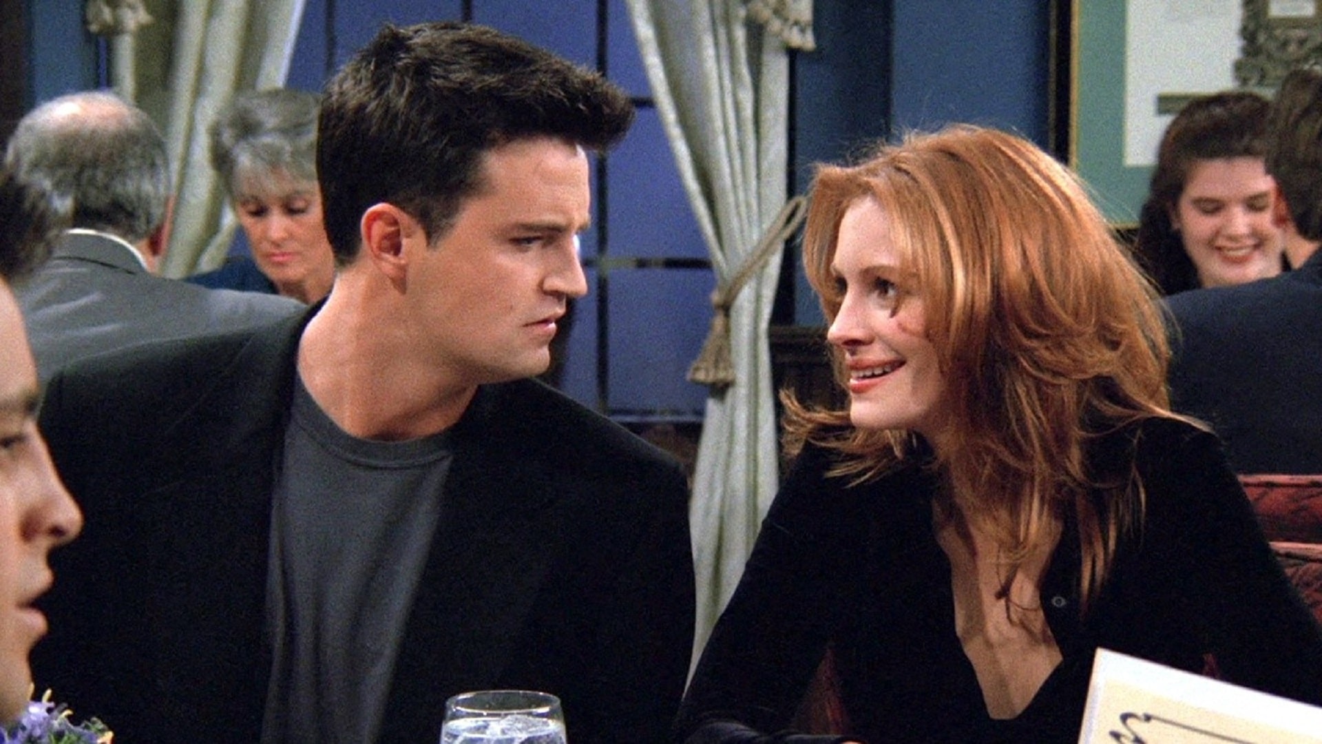 Lo que Matthew Perry hizo para que Julia Roberts saliera en “Friends”