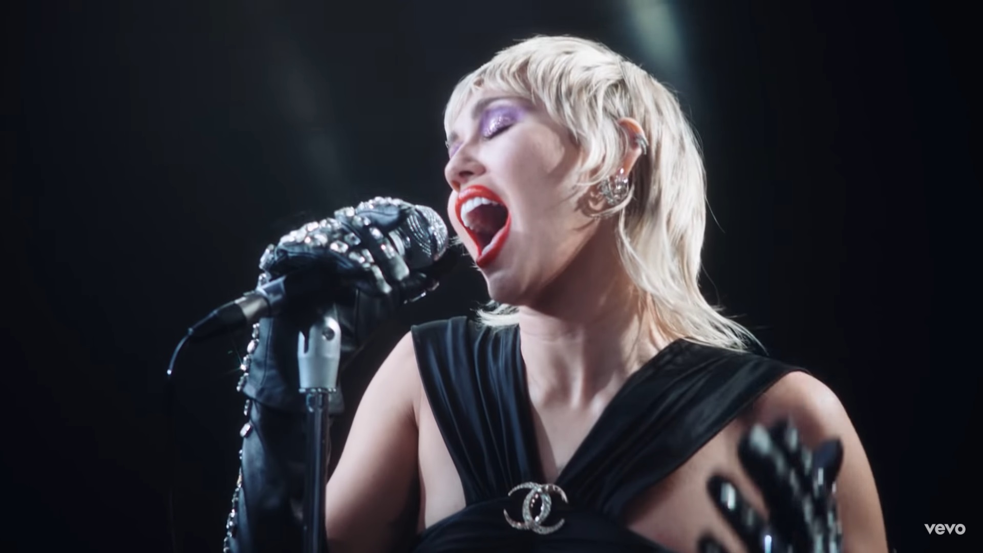 Miley Cyrus vence a AC/DC en listado de rock