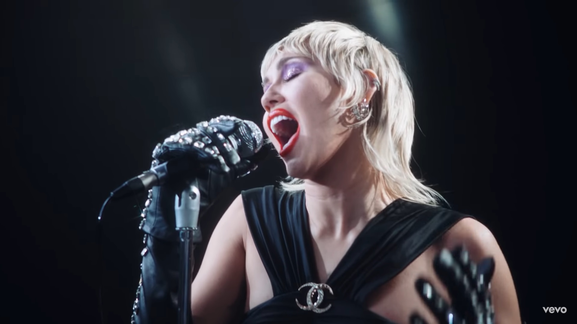 Miley Cyrus vence a AC/DC en listado de rock Miley Cyrus vence a AC/DC en listado de rock
