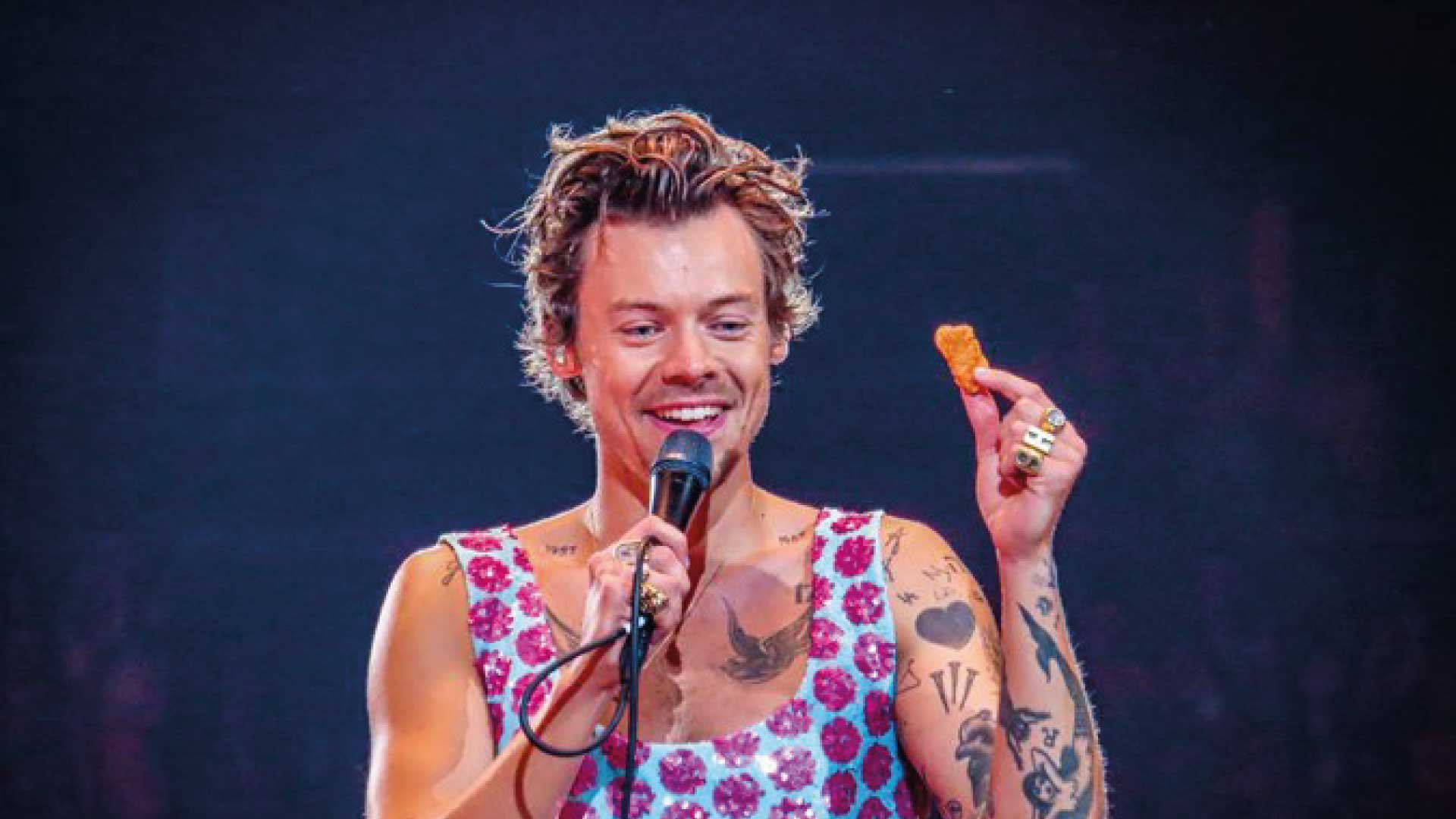 Le aventaron nuggets de pollo a Harry Styles en un concierto y así reaccionó Le aventaron nuggets de pollo a Harry Styles en un concierto y así reaccionó