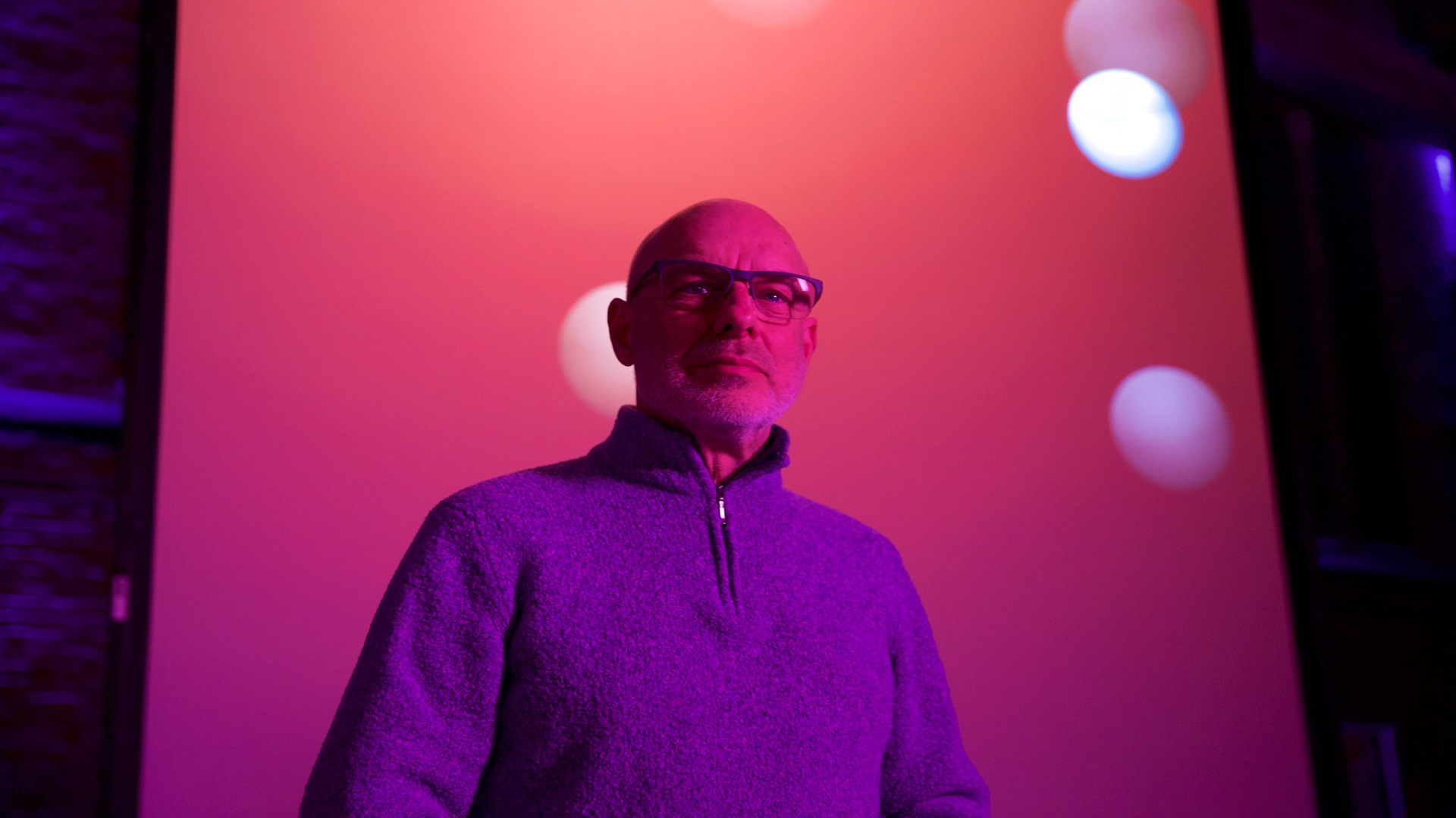 Brian Eno lanza el primer video musical de su carrera Brian Eno lanza el primer video musical de su carrera