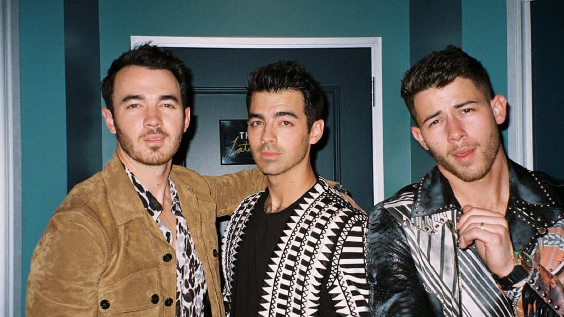 Los Jonas Brothers homenajean a Grease en 'What A Man Gotta Do'