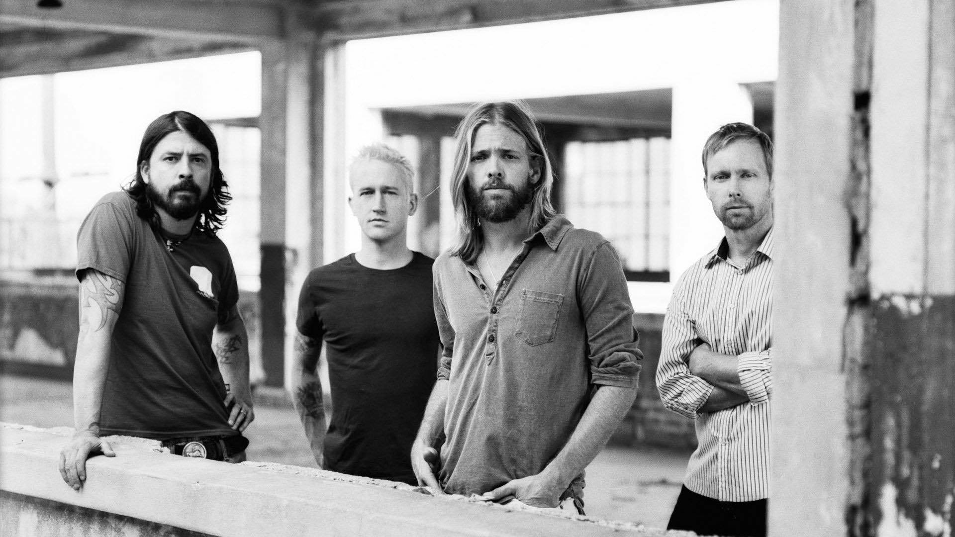 Foo Fighters rinde homenaje a The Bee Gees con su versión de 'You Should Be Dancing"