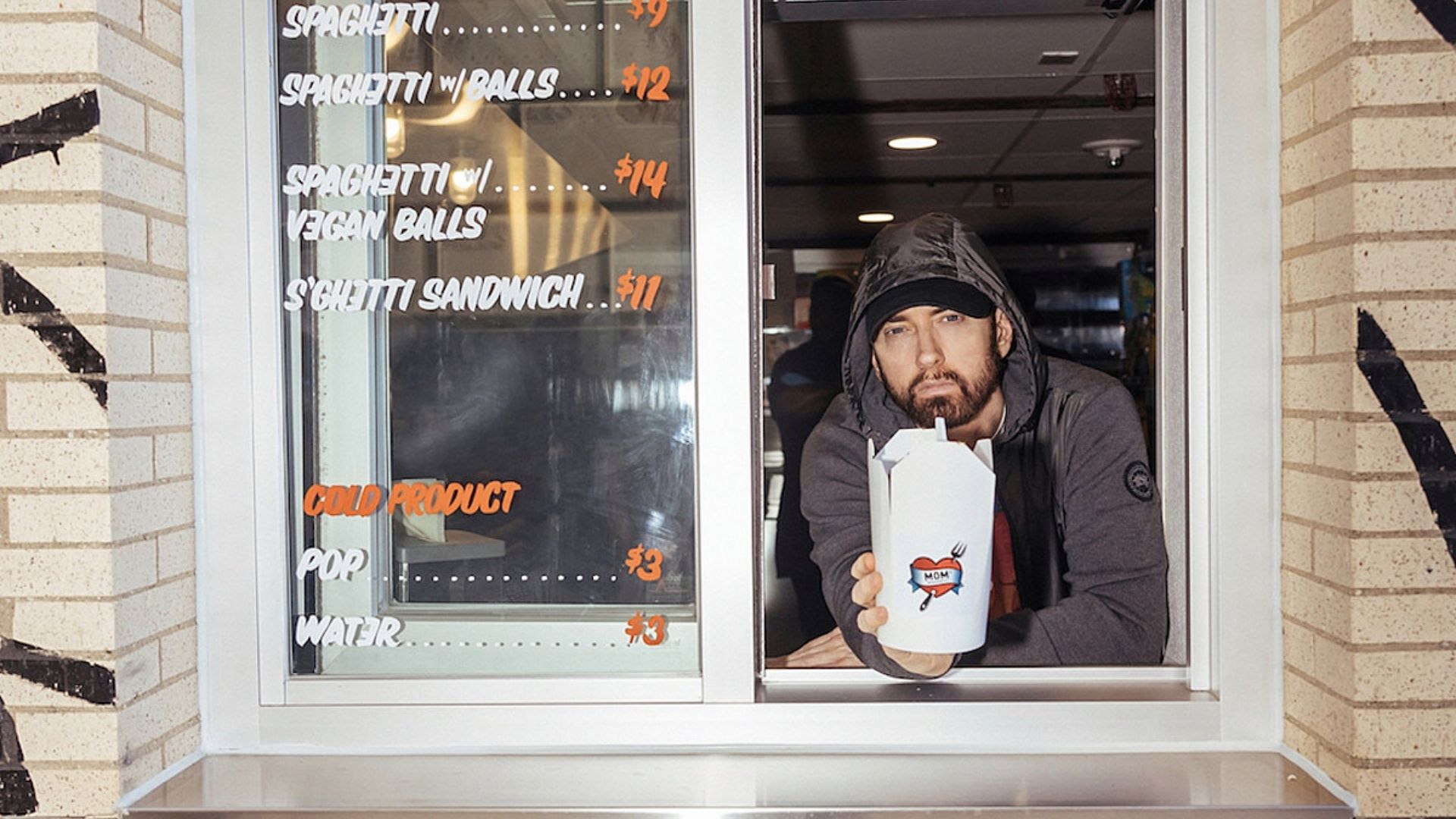 Eminem abre la tienda emergente 'Mom's Spaghetti' en Los Ángeles para celebrar el fin de semana del Super Bowl. Eminem abre la tienda emergente 'Mom's Spaghetti' en Los Ángeles para celebrar el fin de semana del Super Bowl.