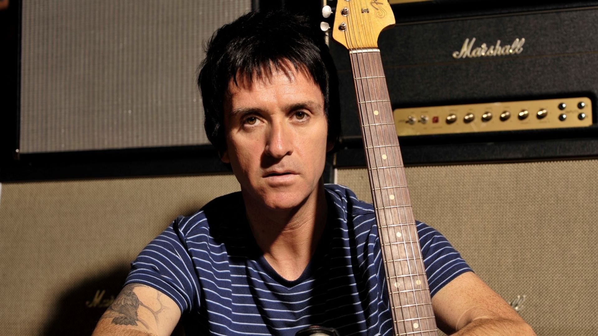 Johnny Marr canta 'There Is A Light That Never Goes Out' en honor a Taylor Hawkins