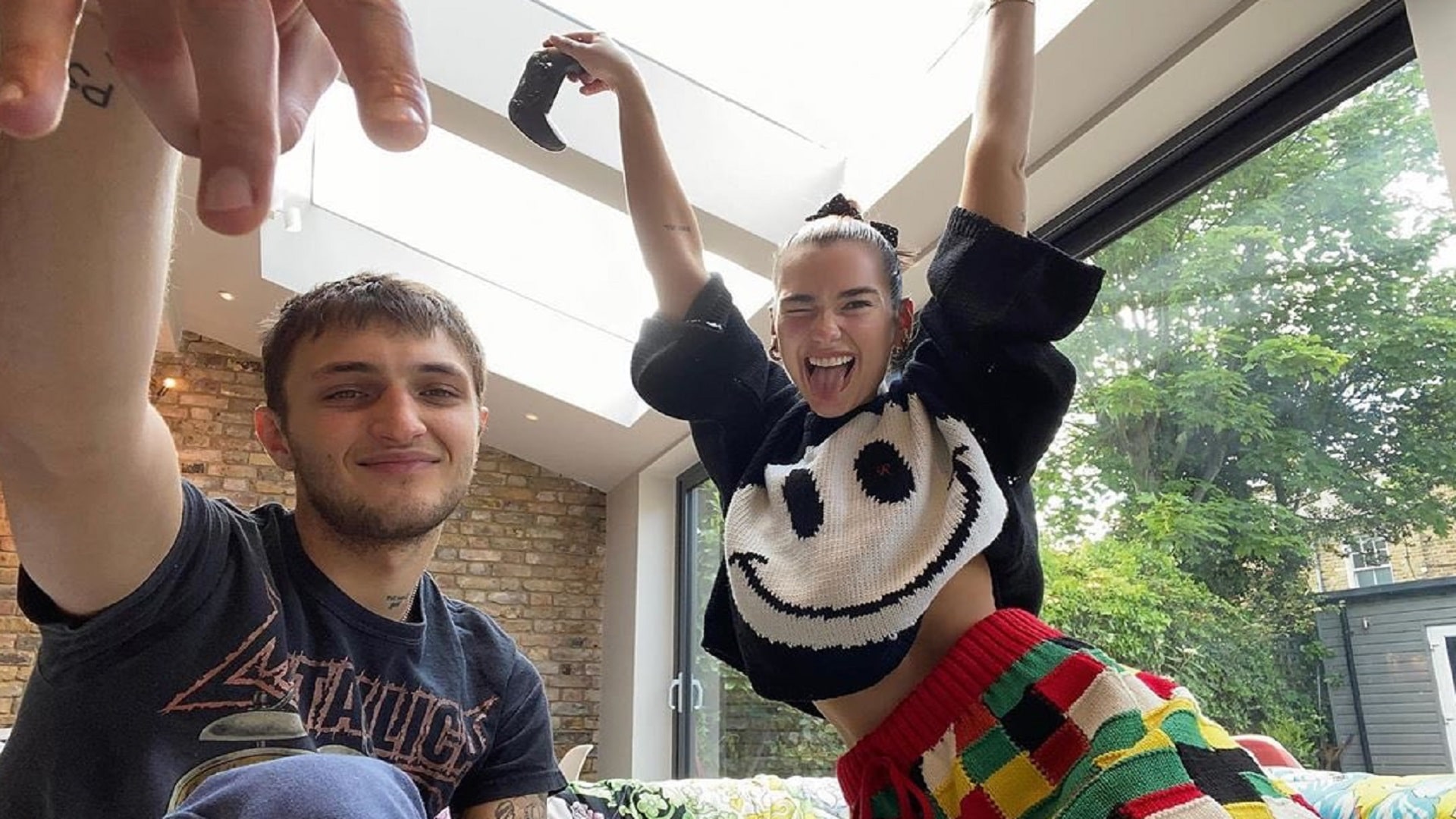 Dua Lipa y su novio Anwar Hadid suman un nuevo integrante a su relación