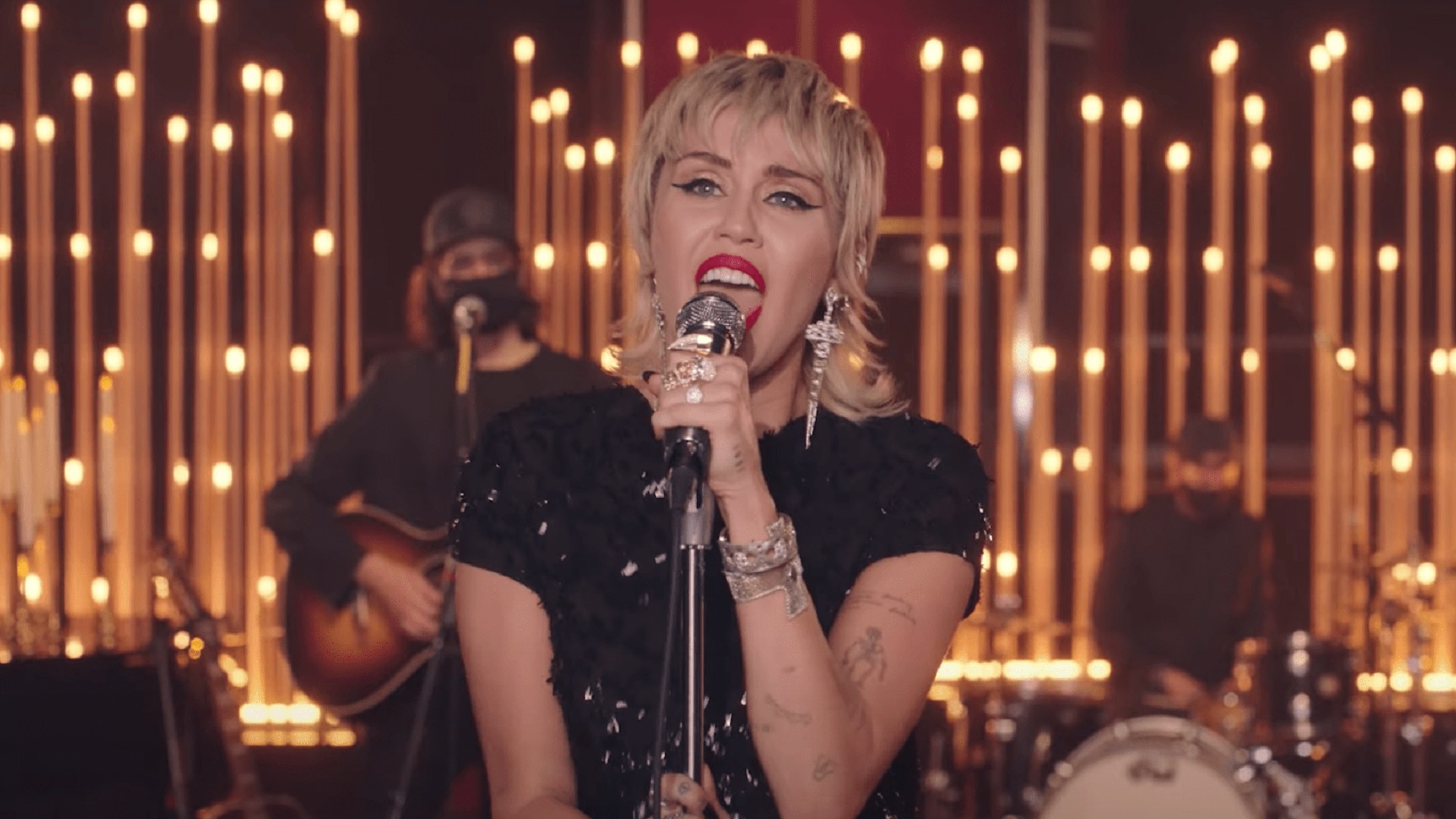 Miley Cyrus sorprendió con cover de Billie Eilish