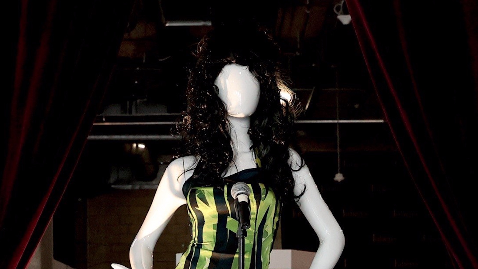 #MañanasX:  El vestido que llevó Amy Winehouse en su último concierto rompió récords en subasta