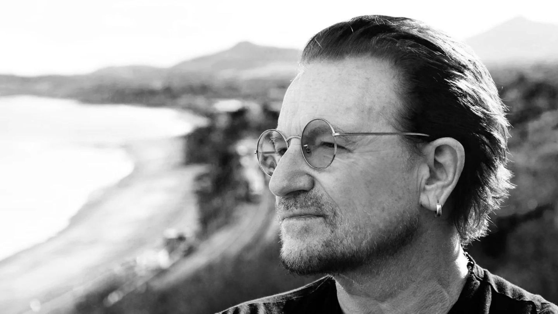 Bono anuncia Surrender, una autobiografía del líder de U2 Bono anuncia Surrender, una autobiografía del líder de U2
