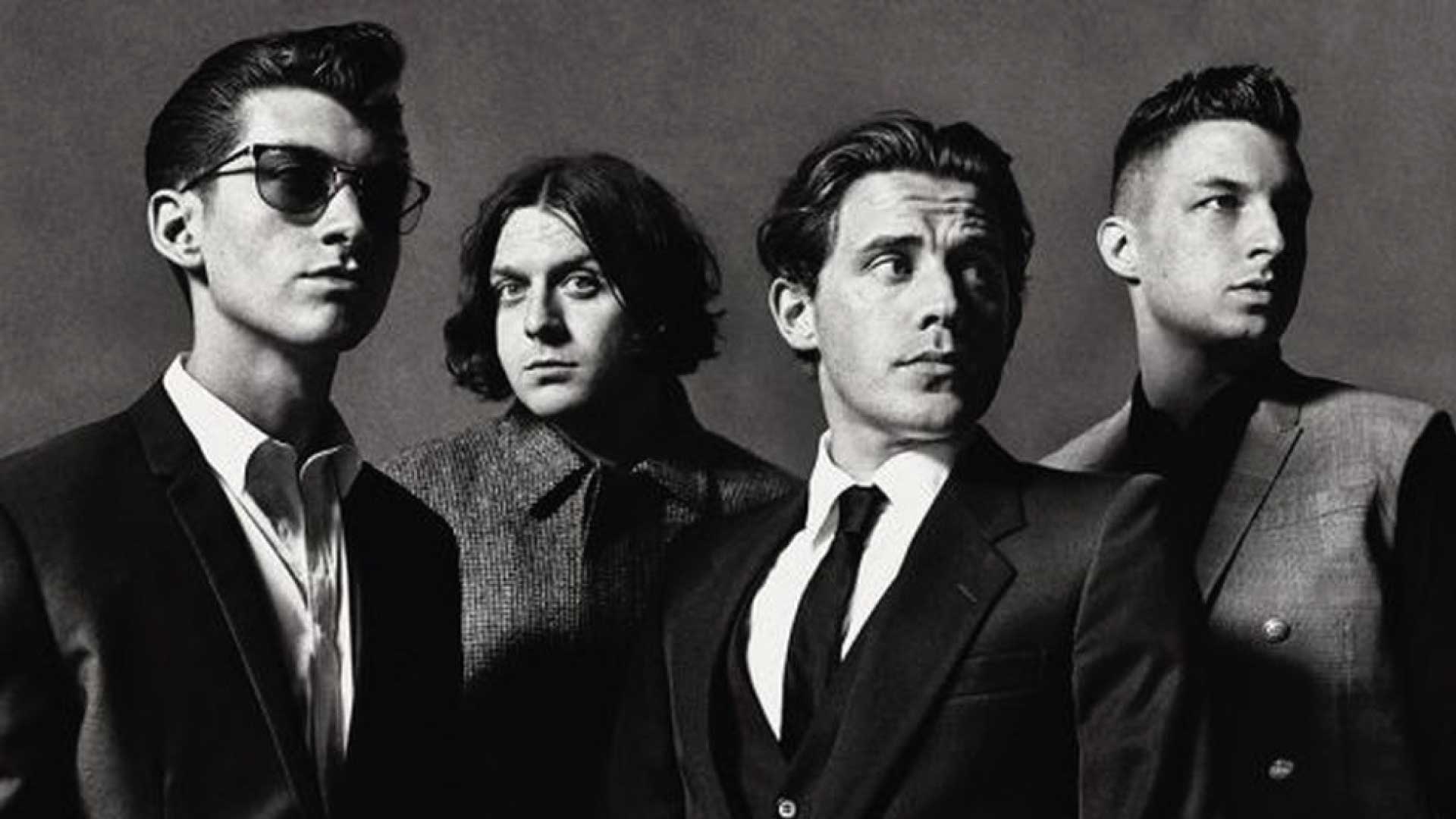 Arctic Monkeys vuelve, estrenando su nueva canción “There’d Better Be a Mirrorball”