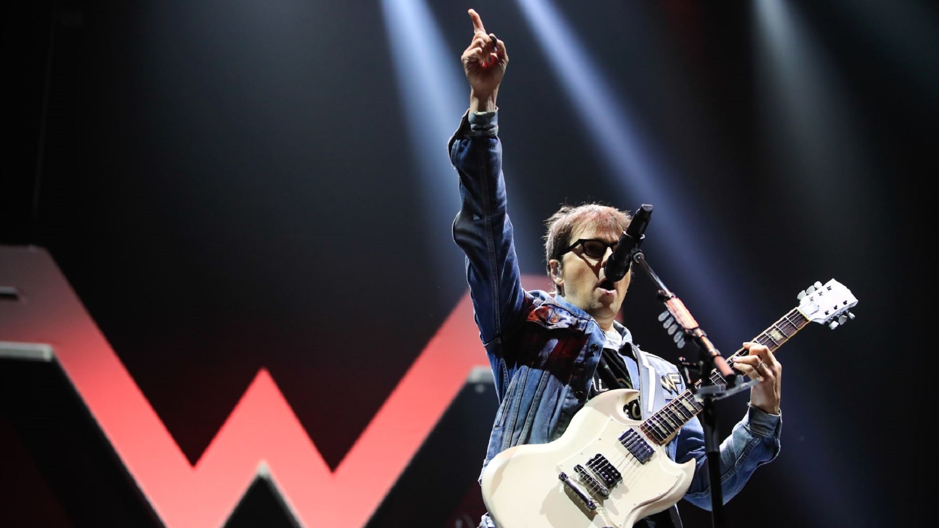 Vea a Rivers Cuomo de Weezer cantando 'Heart Shaped Box' de Nirvana