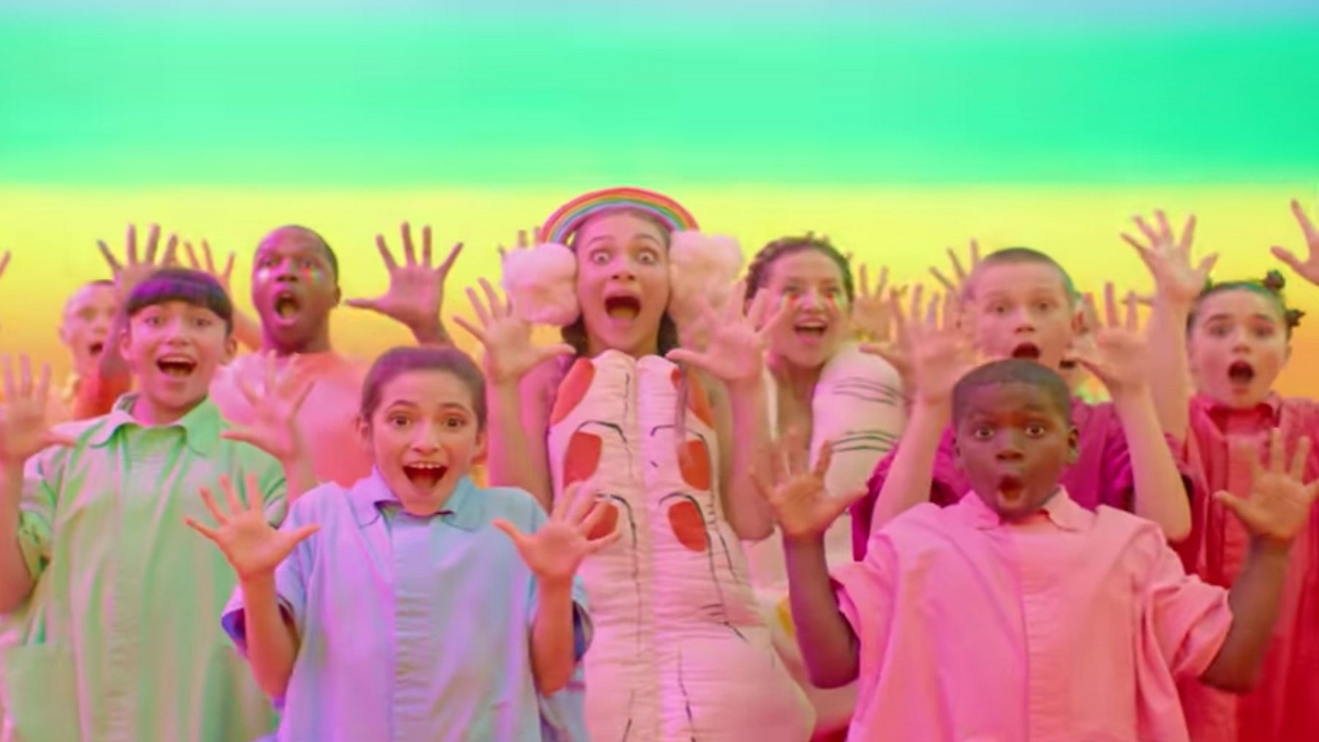 Lo nuevo de SIA se llama 'Together' y ya tiene vídeo, véalo aquí Lo nuevo de SIA se llama 'Together' y ya tiene vídeo, véalo aquí