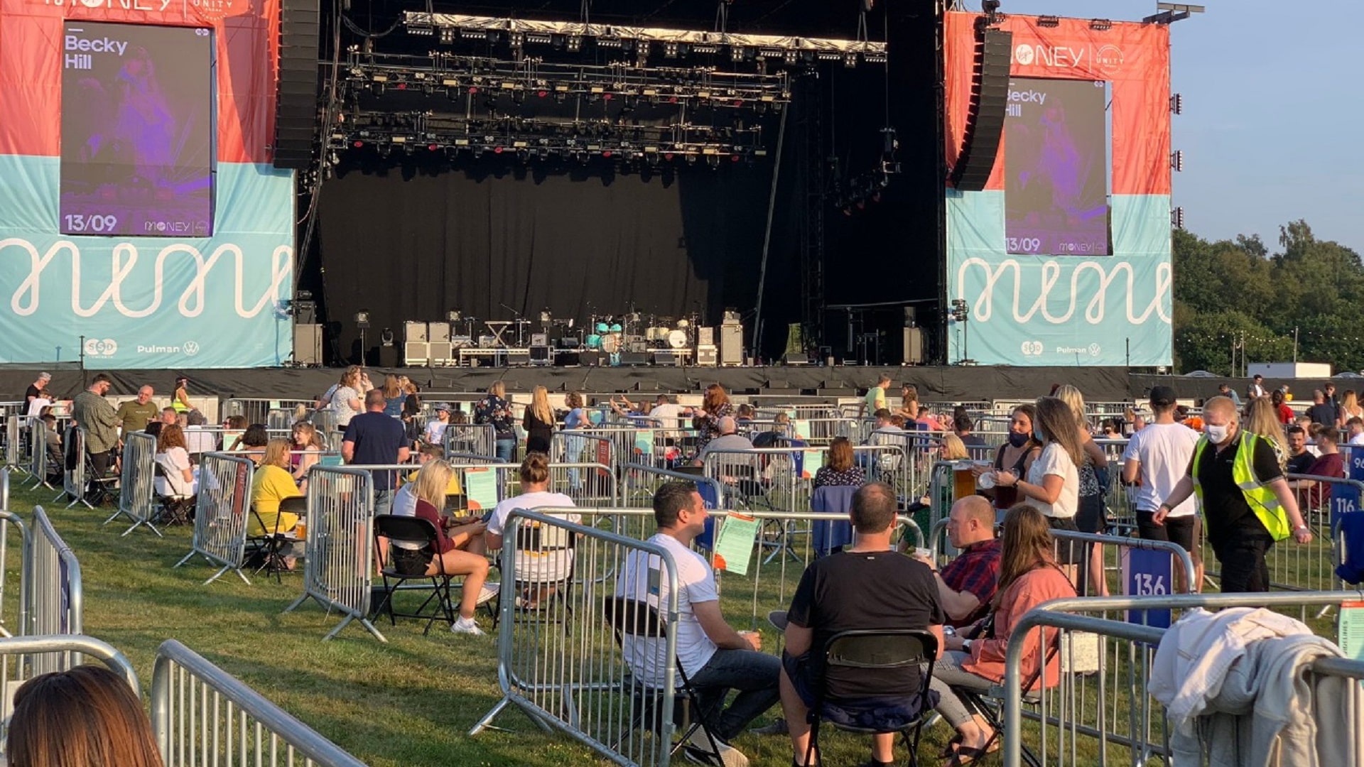 Así fue el primer concierto al aire libre con estrictas medidas de distanciamiento  en Reino Unido